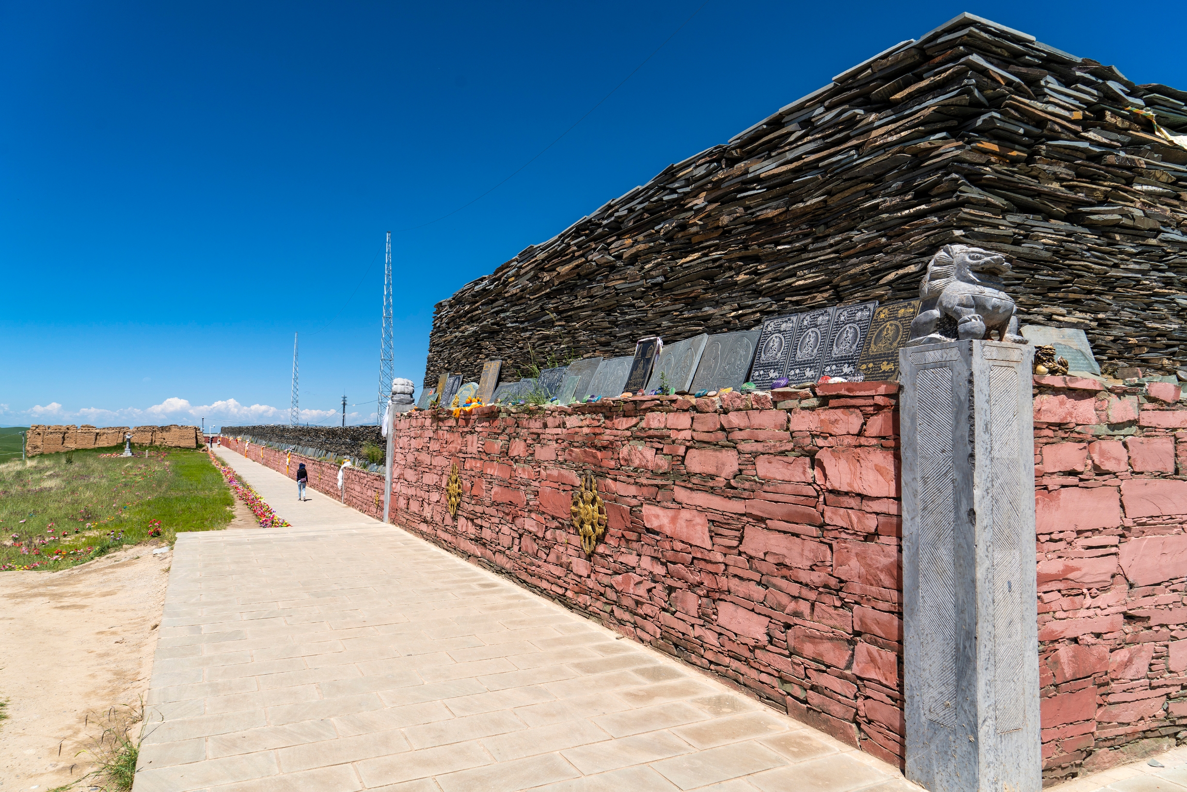 泽库和日石经墙位于青海省黄南藏族自治州泽库县和日寺后山，距西宁352公里。石经墙高3米、厚2.5米、