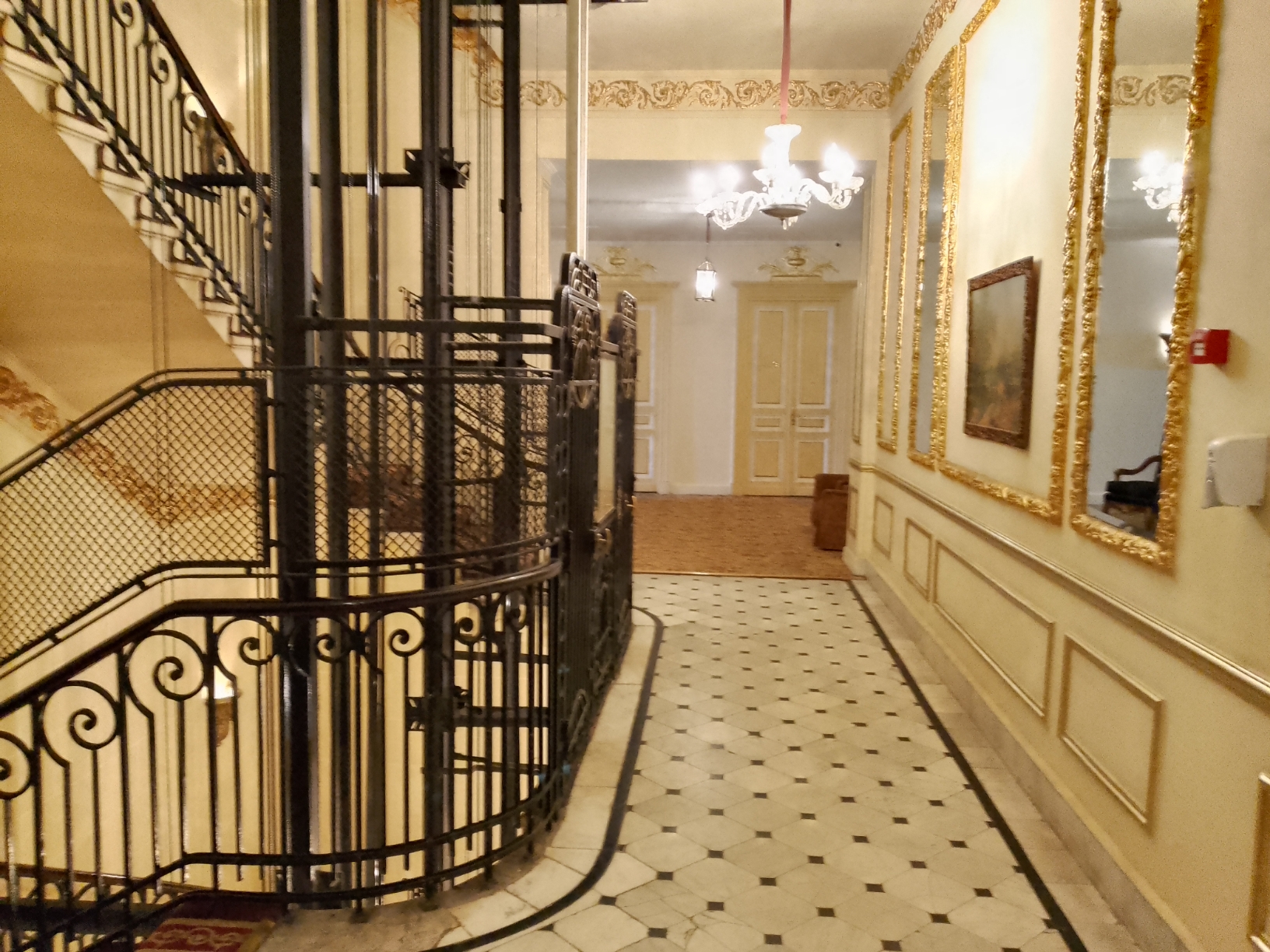 照片上是埃及亚历山大的温沙酒店的老电梯，据酒店工作人员介绍，有上百年历史，除了开关门是手动的，一切正