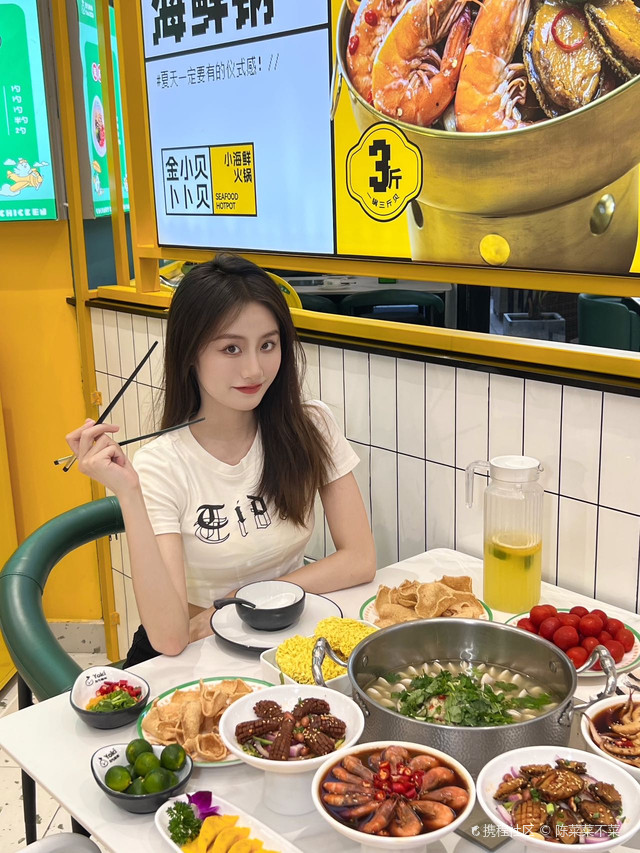 快看我在时代天街发现了一家宝藏海鲜店！ 他们家的卜卜贝和捞汁小海鲜简直一绝， 快跟我一起来看看吧～ 一来就点了个香菜蒜蓉卜卜贝 一整锅全是卜卜贝，满满的都是香菜味， 作为香菜爱好者的我简直不要太幸福💕 不仅份量超足，味道也超nice， 贝壳肉又大又鲜甜，沾上酱料更好吃！ 捞汁小海鲜系列 捞汁生蚝🦪、捞汁火箭鱿鱼🦑、捞汁鱿鱼须、捞汁鲜虾🦐， 每款都超好吃，是咸甜口味的， 个人更喜欢吃捞汁鲜虾，味道会更重一点hhh 还有乌鱼片、黄金蛋饺、虎皮炸凤爪味道都很ok， 我全部煮进了锅里面， 没想到有出乎意料的美味～ 📍金小贝·卜卜贝小海鲜火锅（时代天街店）