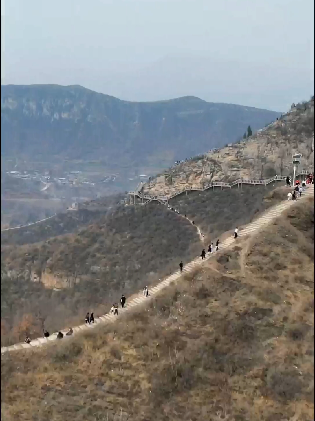 新密市与荥阳市交界处的香炉山祖师爷庙风景极为秀美，杏花即将开