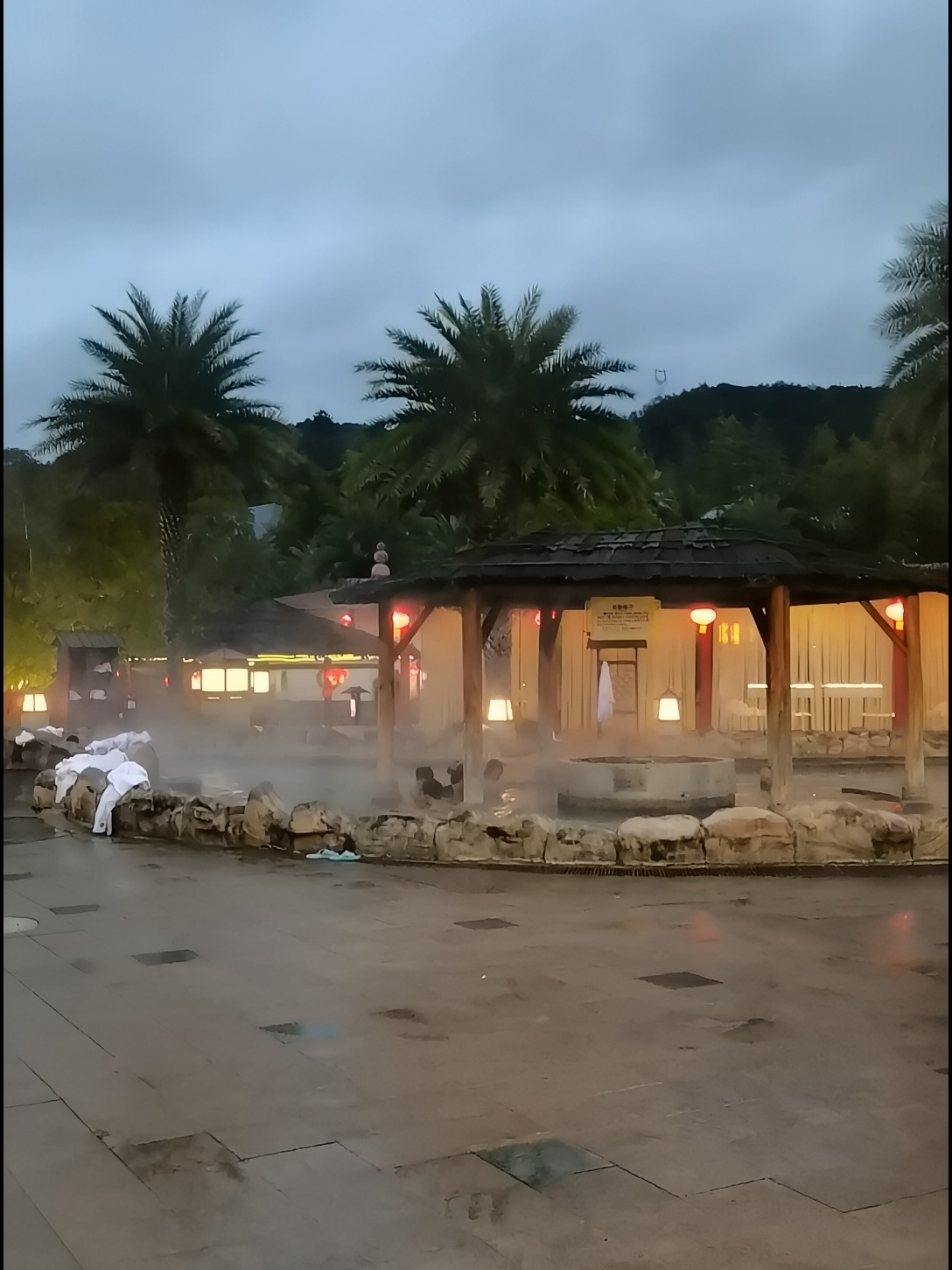 雨后的温泉