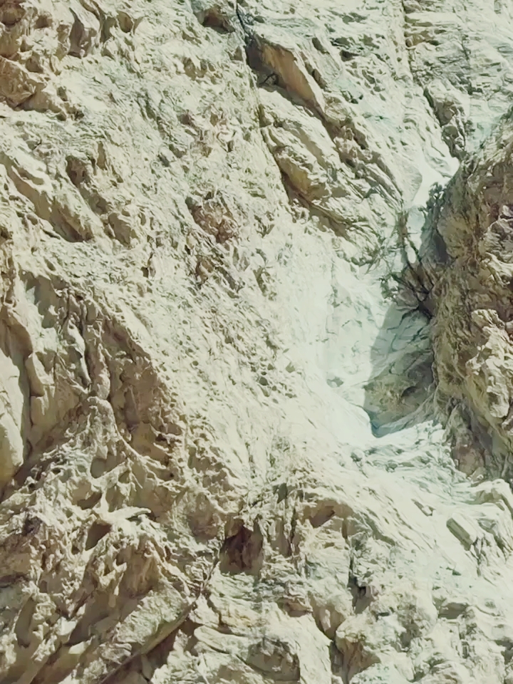 #贪玩在新疆 #睁大眼睛 #无人机拍摄 #岩羊陡峭的山上奔跑