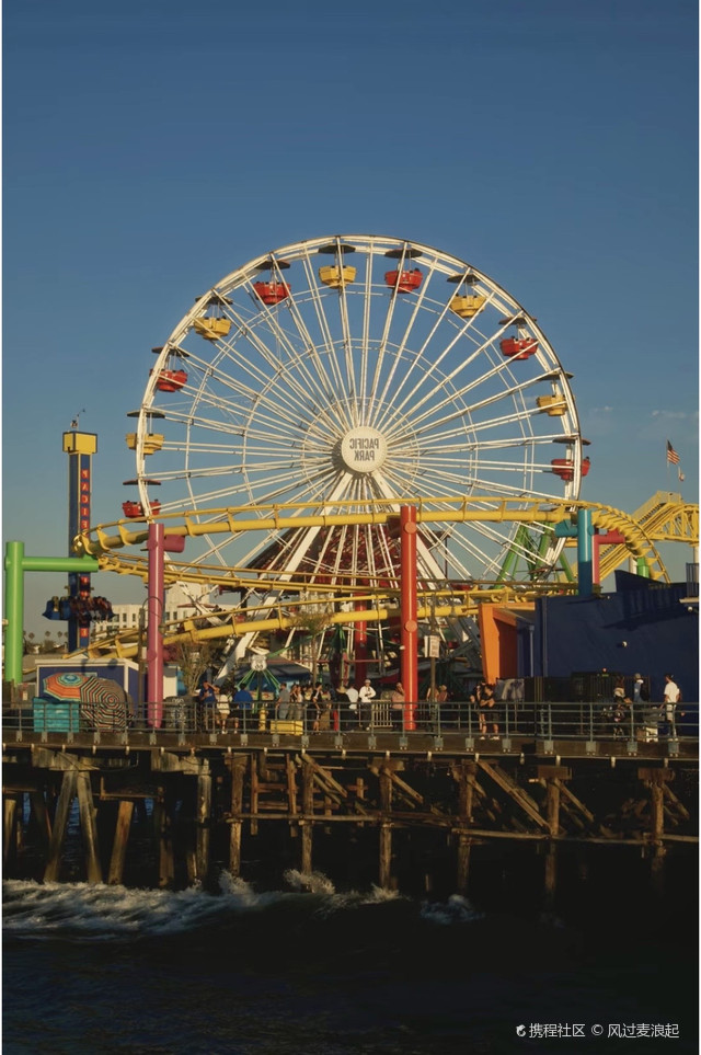 圣莫尼卡海滩吹海风 看66号公路终点还有摩天轮傍晚灯亮 突然就不想走