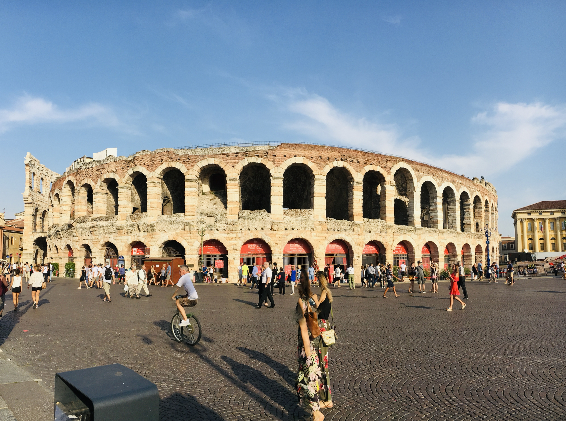 维罗纳是罗密欧与朱丽叶的故乡，对于歌剧爱好者来说，去维罗纳的原因是古罗马建筑- 圆形剧场。每年7-8