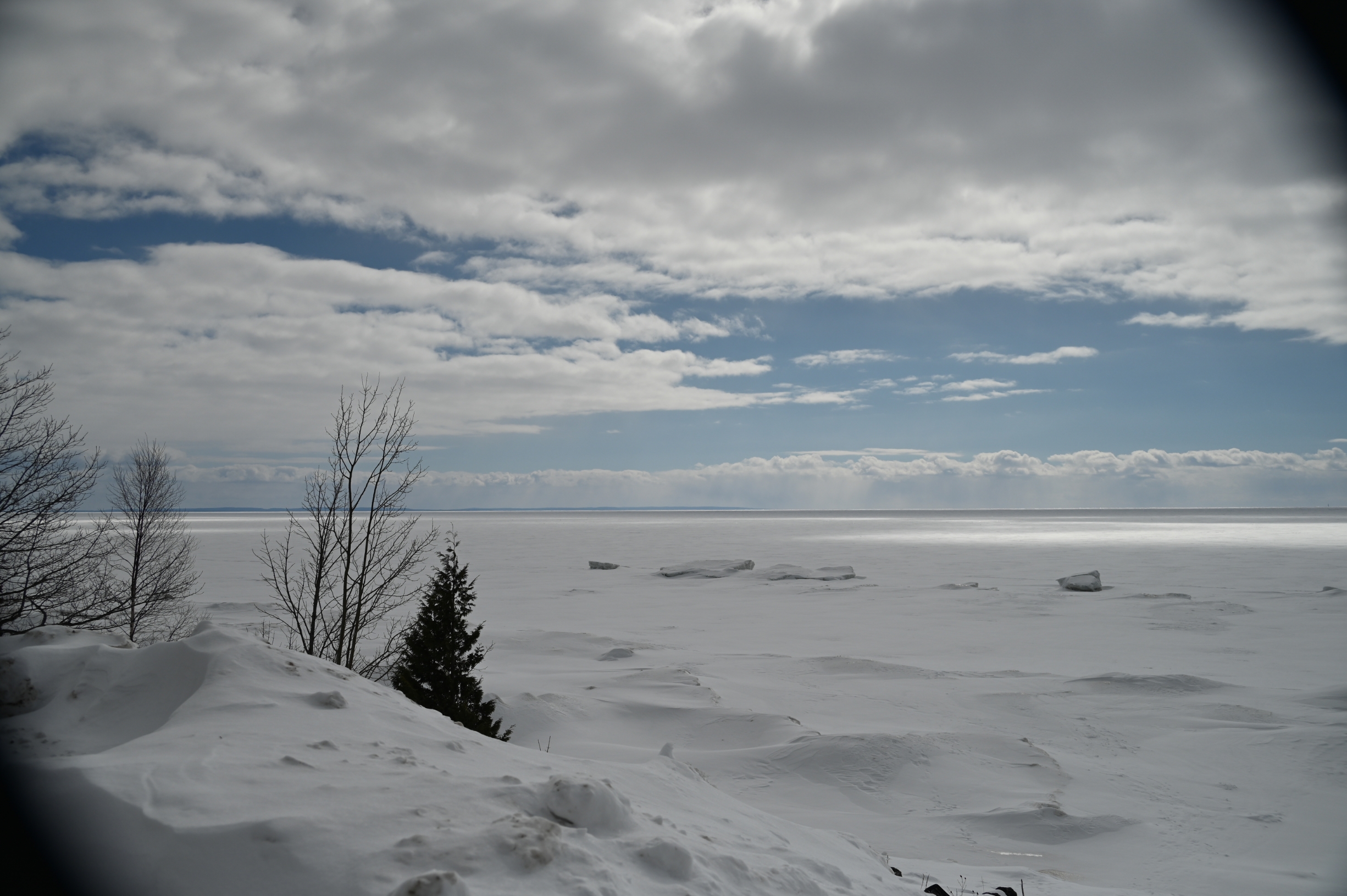 北美的密歇根湖，冰雪覆盖整个湖面