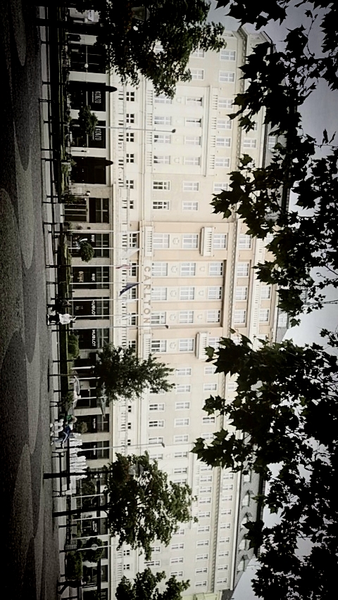 位于布拉迪斯拉发市中心广场上的CZARLTON酒店。