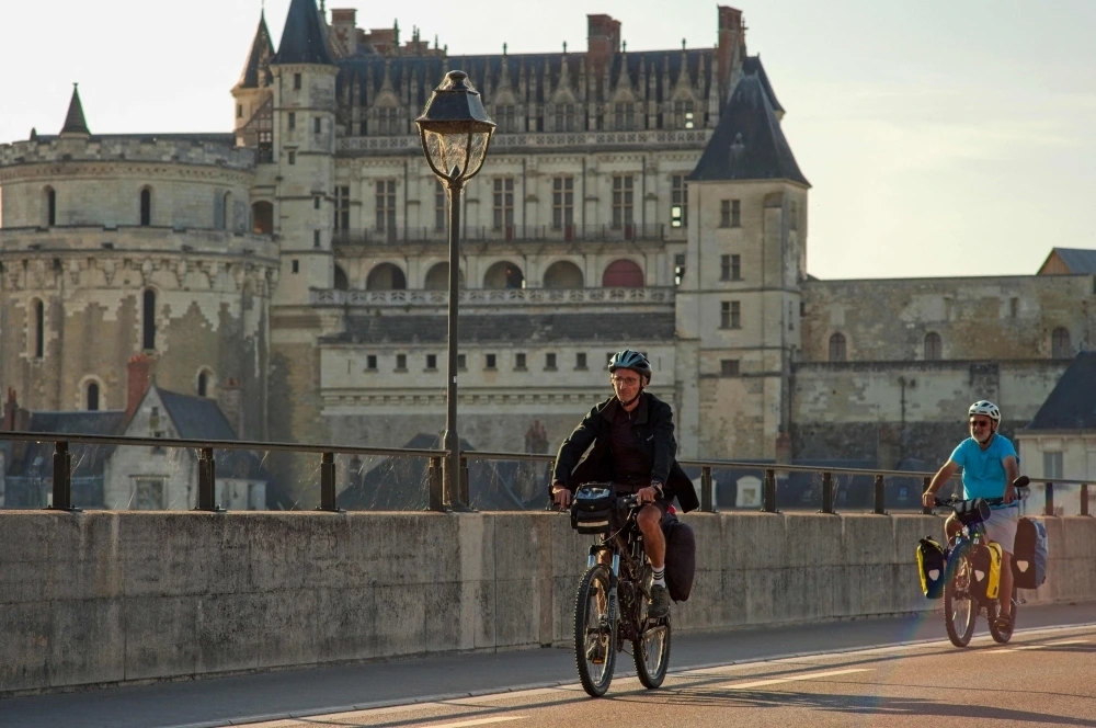 在法国中部的卢瓦尔河谷，人们悠闲地骑着单车，划着小船，在美丽的舍农索城堡附近畅游，享受着河谷的宁静与