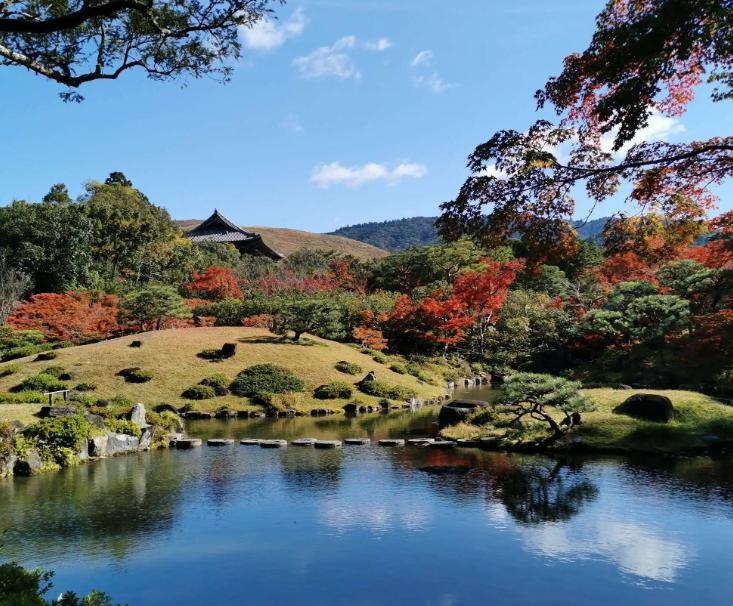 奈良公园是一所成立于公园1888年，且位于奈良市的公园，作为日本现代公园的先驱之一，该地风景优美，景