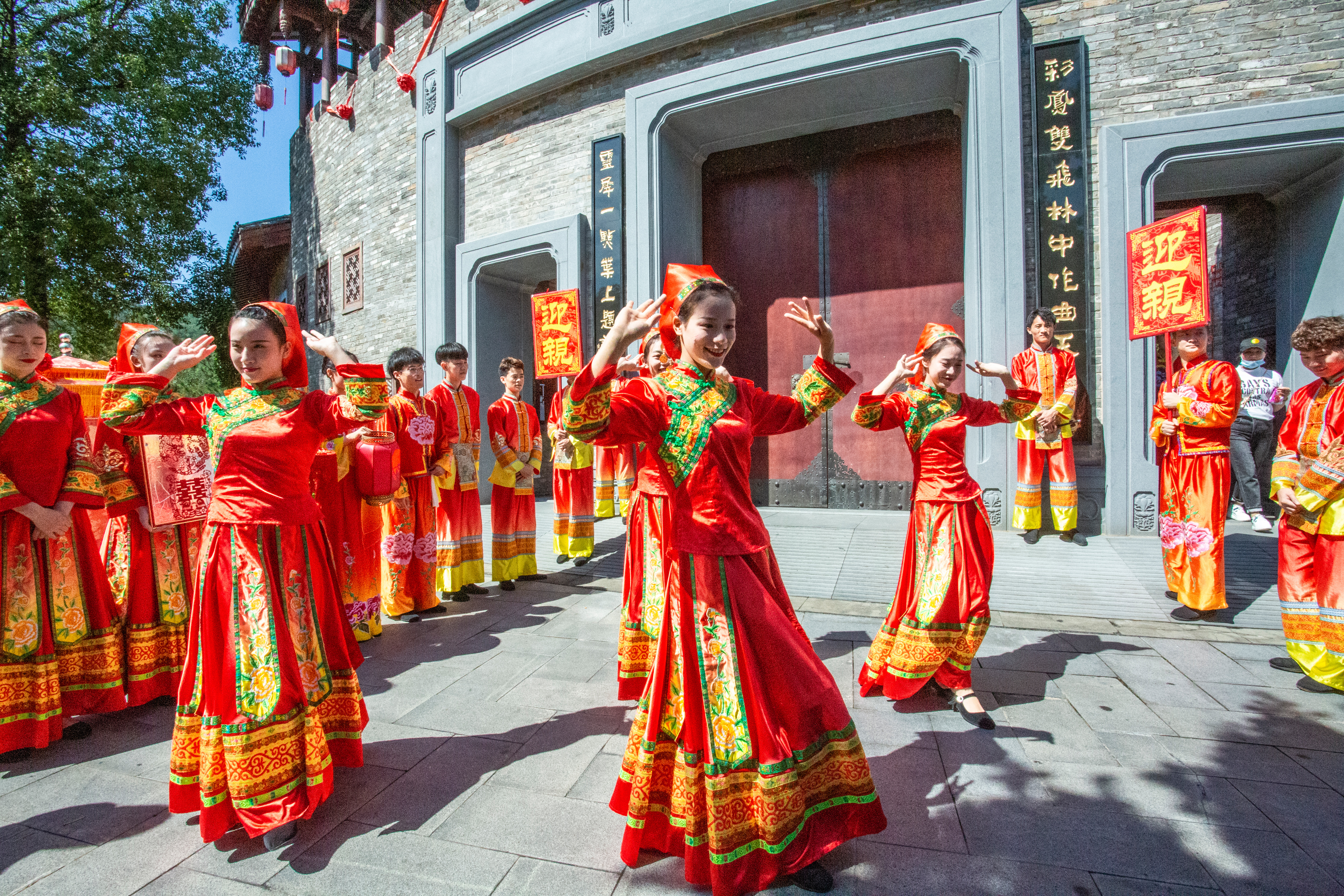 五一来客天下过“多彩嘉年华”