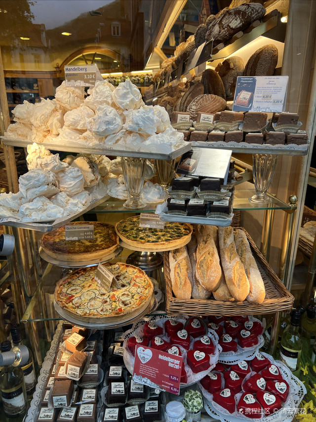 德国法兰克福,街道两边的商铺琳琅满目,特别是点心面包