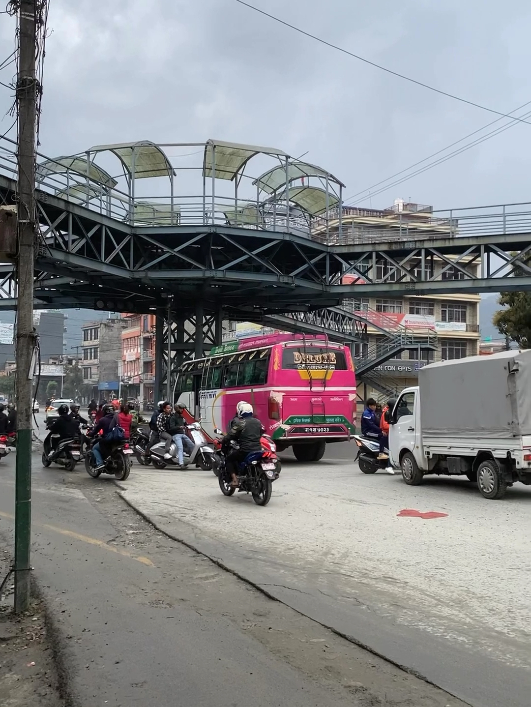 尼泊尔过街天桥用料讲究