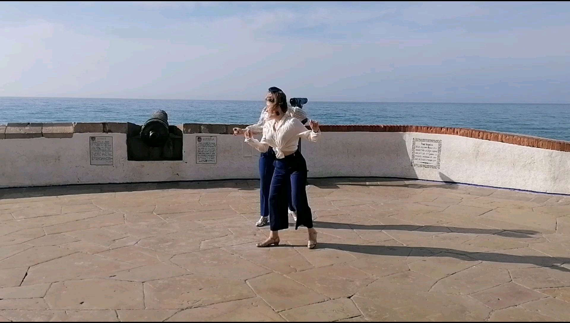 地中海的瑜伽姑娘爱跳舞