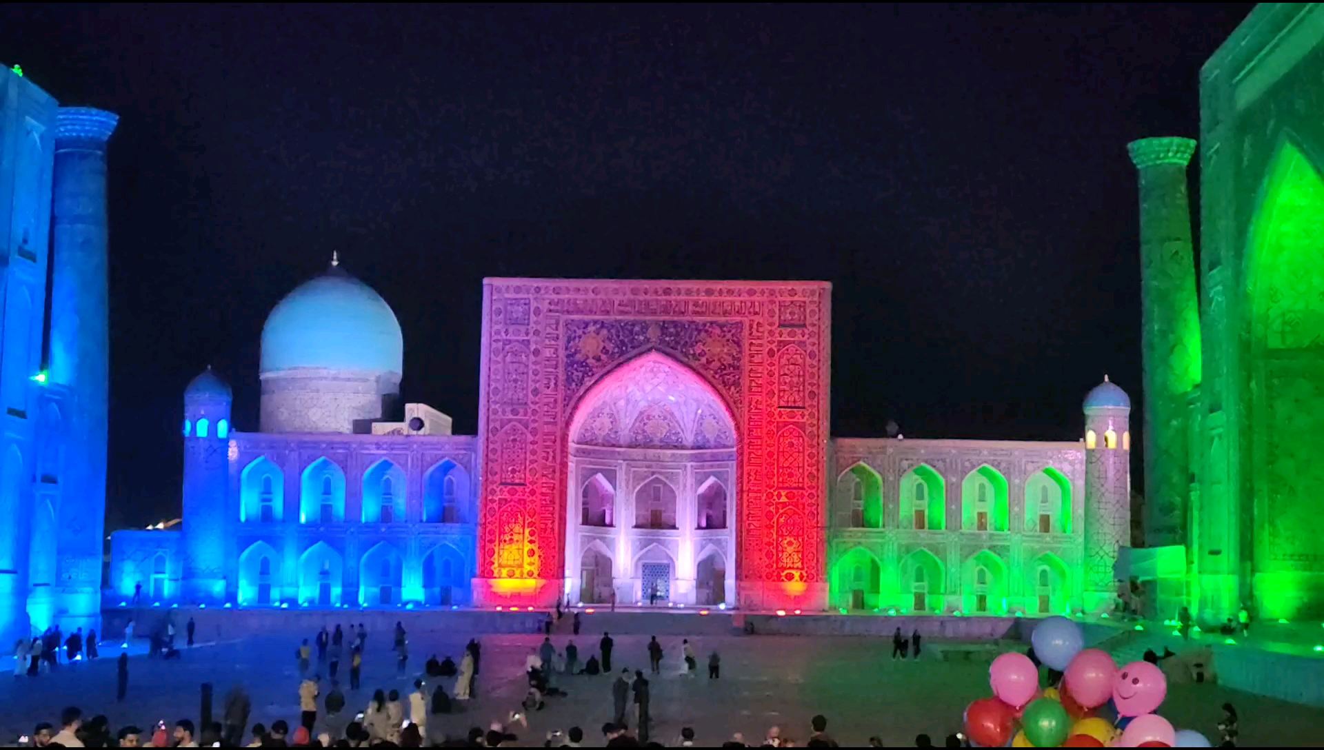乌兹别克斯坦萨马尔汗的广场灯光秀！