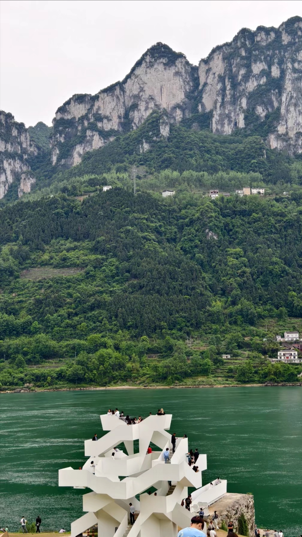 本次自驾游起于湖北宜昌三峡大坝，止于重庆奉节白帝城，约270公里，全程不进景区，也可遍览整个三峡风光