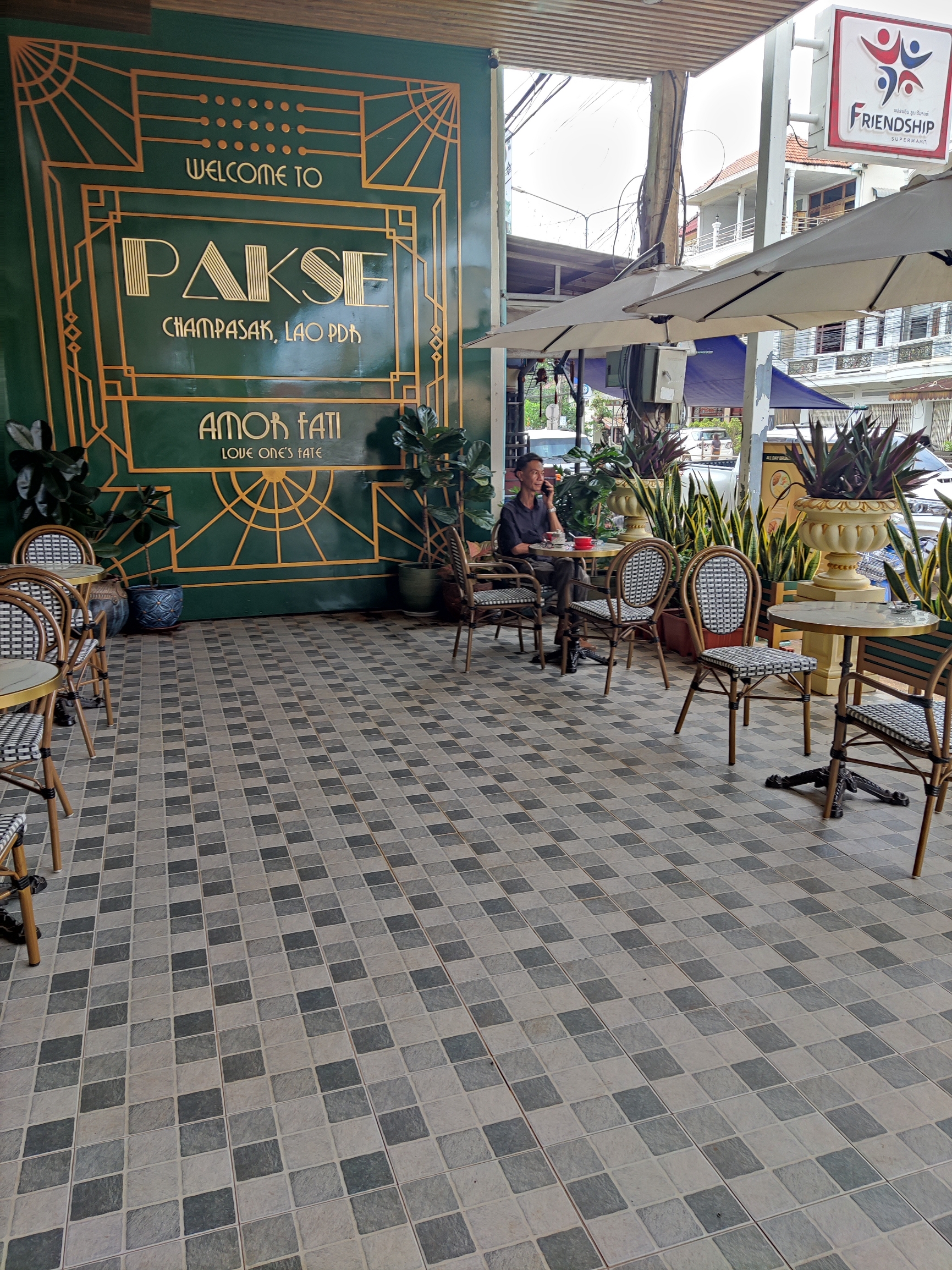 一家很好的法式咖啡店。就在巴色市中心