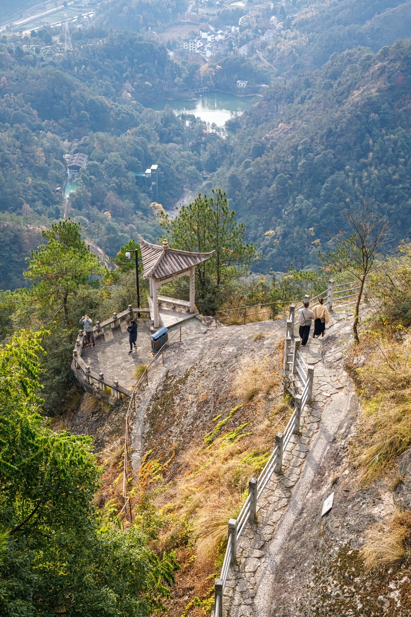 一座建在悬崖峭壁中的寺庙，名为悬空寺。