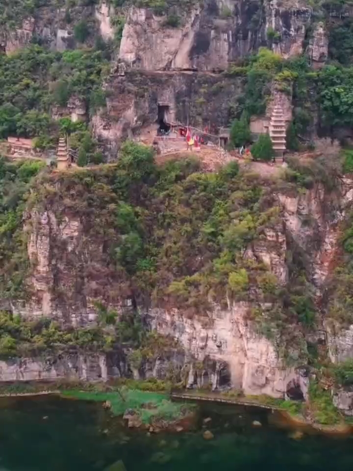 河南·鹤壁·双塔寺 玄天洞双塔，立于悬崖峭壁上。双塔分别为石塔和砖塔，两塔相距约三十米。据汤阴县志记