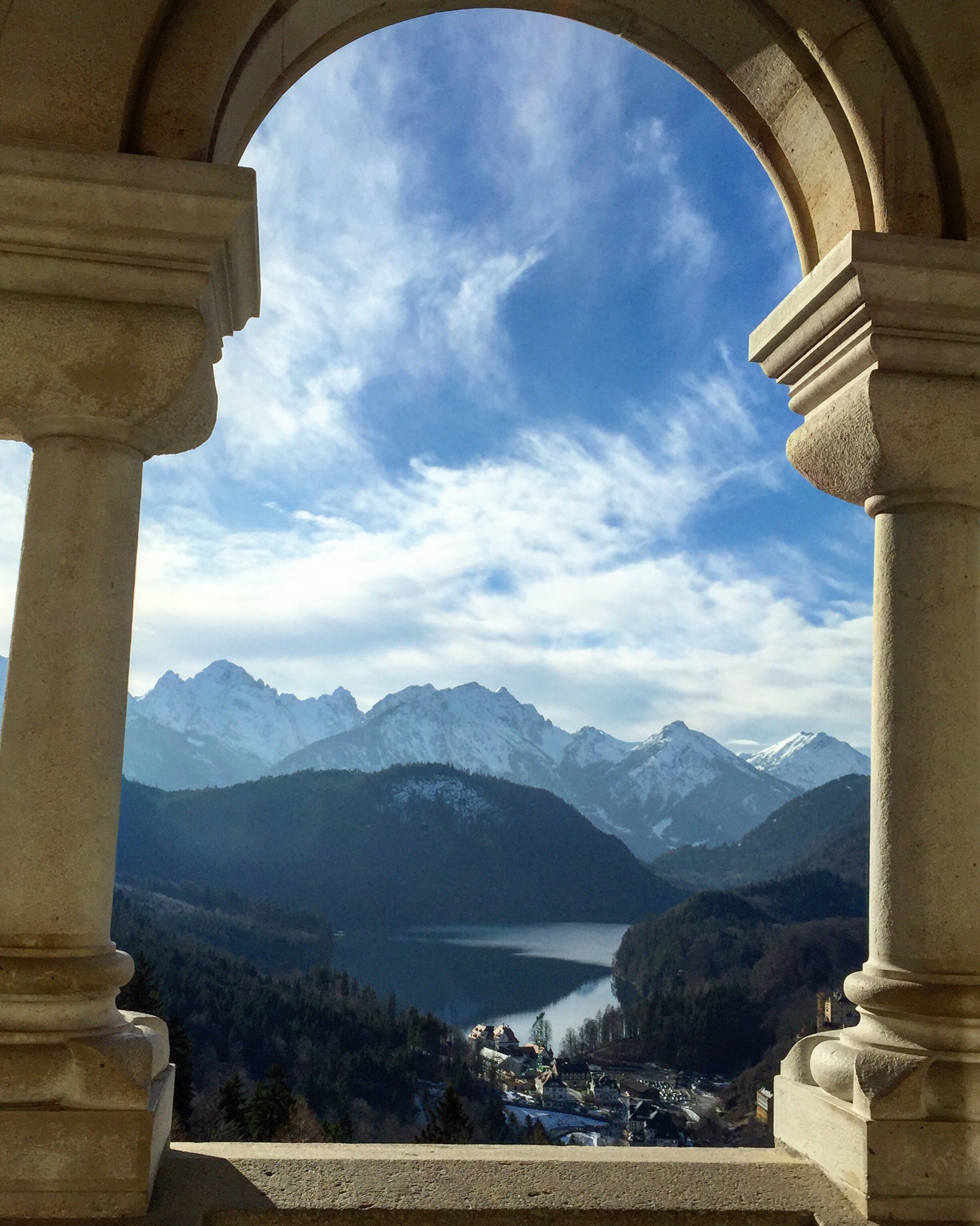 阿尔卑斯雪山与浪漫城堡下的仙境之湖