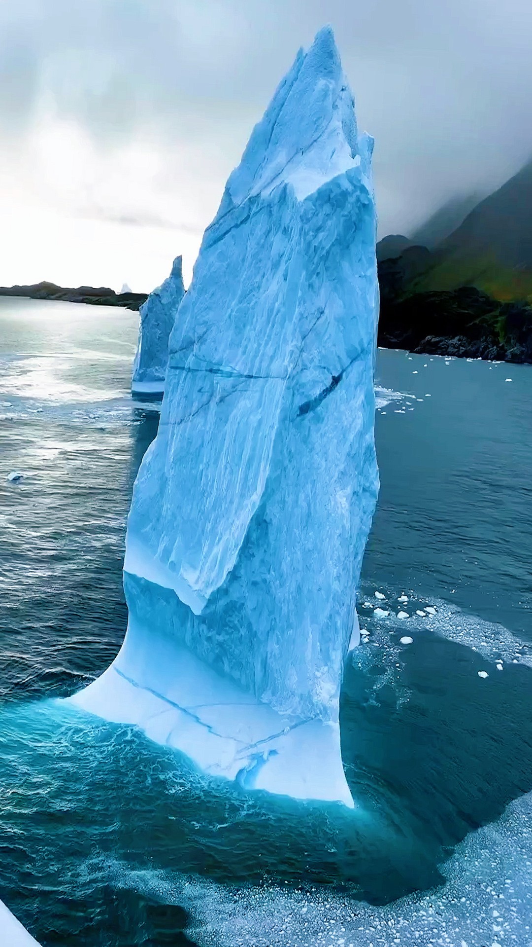 格陵兰海岸漂浮到海面上的冰