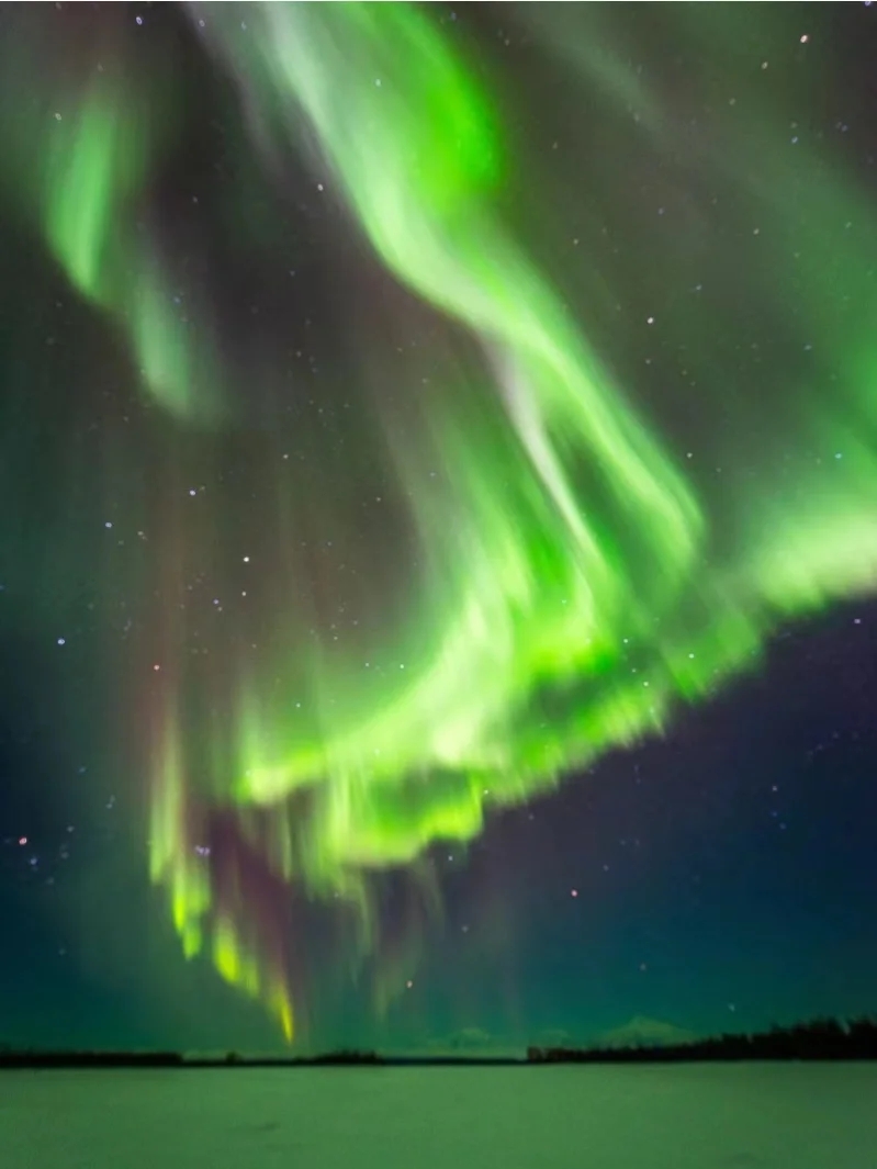 如果你有机会到 阿拉斯加搜 ，⼀定要看看那迷⼈的北极光，捕捉那千变万化的超级“电光秀”，您也将彻底地