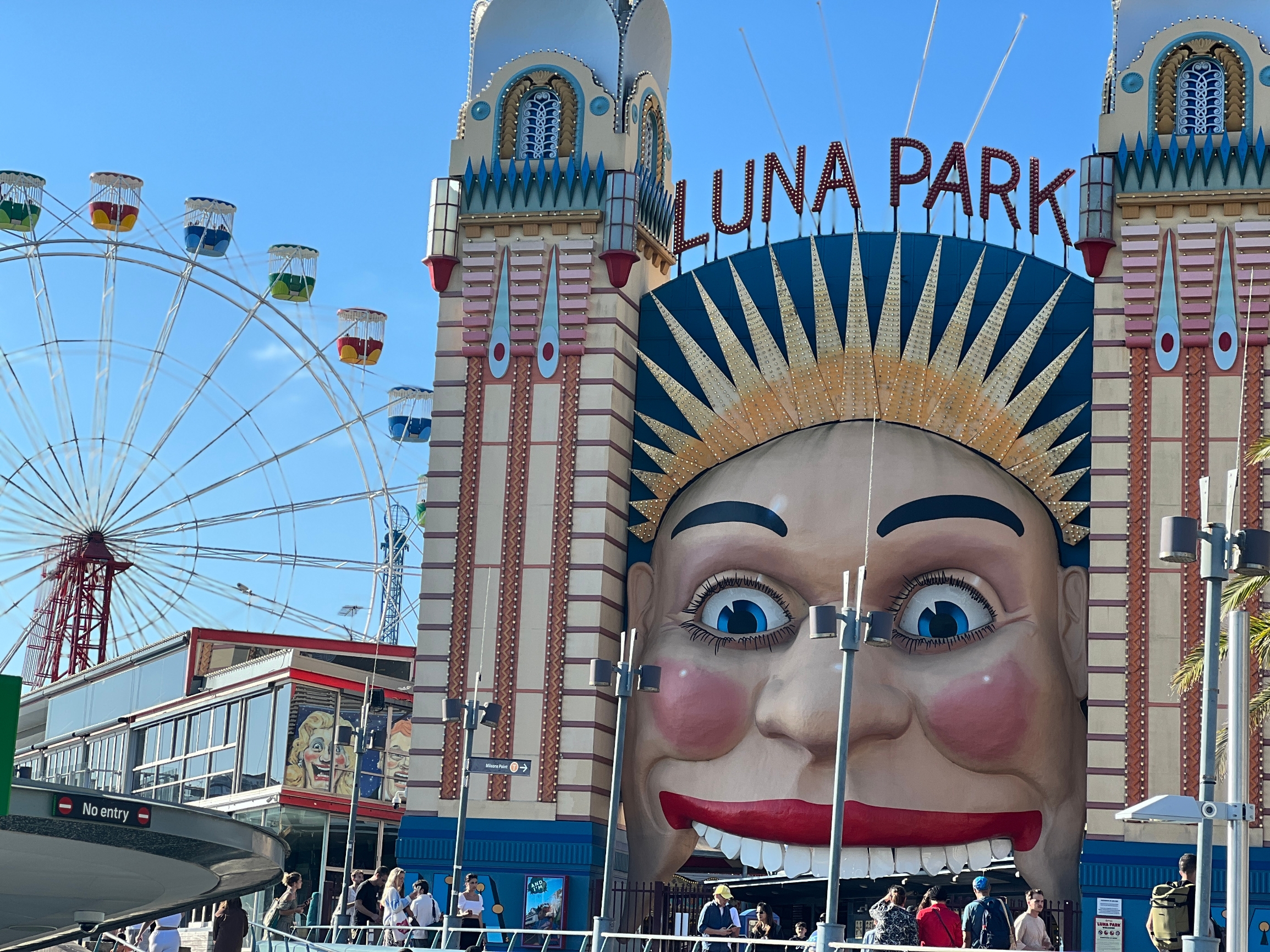 我来到了澳大利亚的悉尼，特别去了月神公园（Luna Park），那是一次非常有趣的经历。   走进月