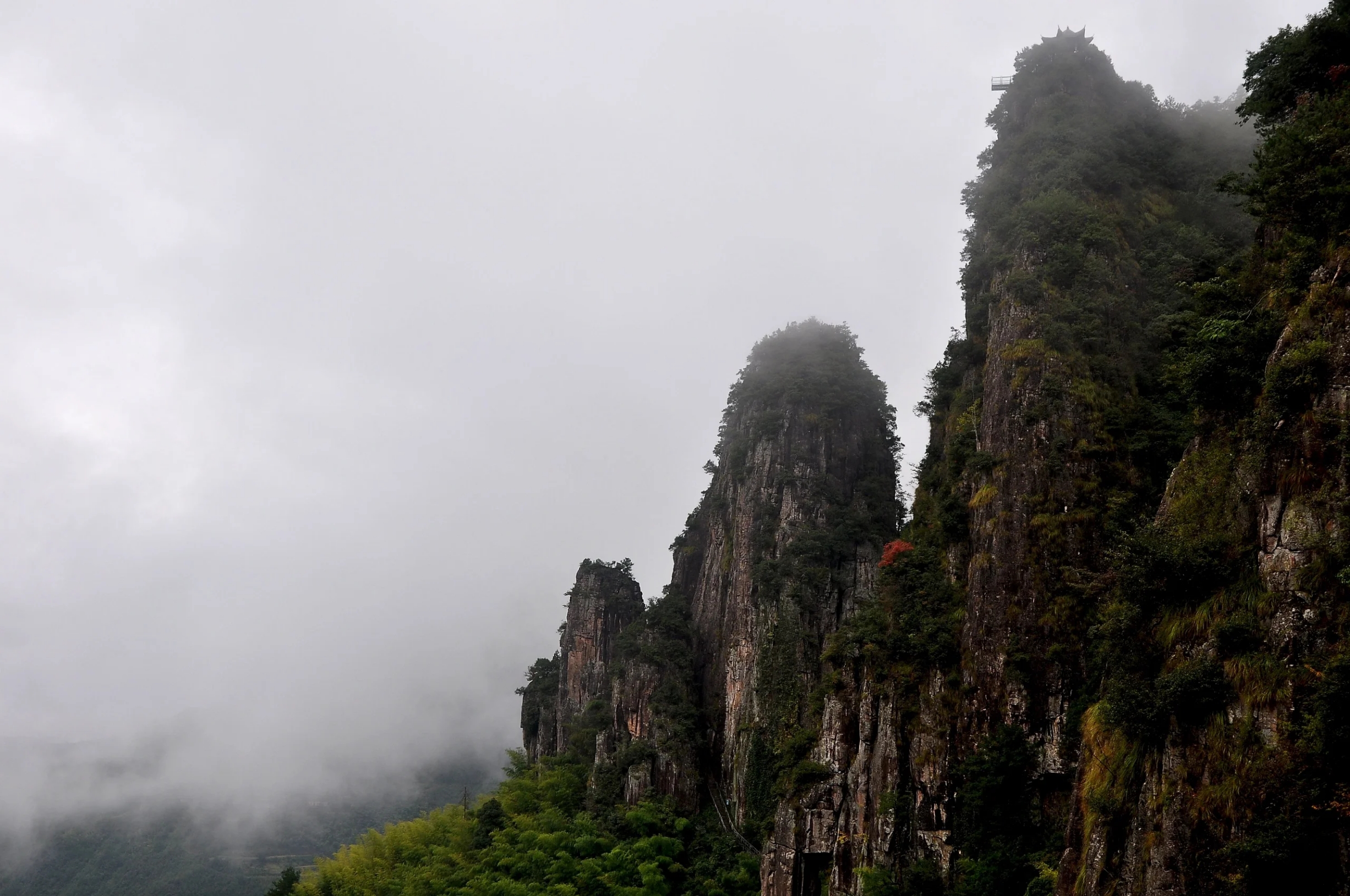 丽水之南尖岩 南尖岩茂林修竹，云海变幻，奇峰耸立、瀑布飞泻，高山梯田层层叠叠，江浙炙手可热的摄影基地