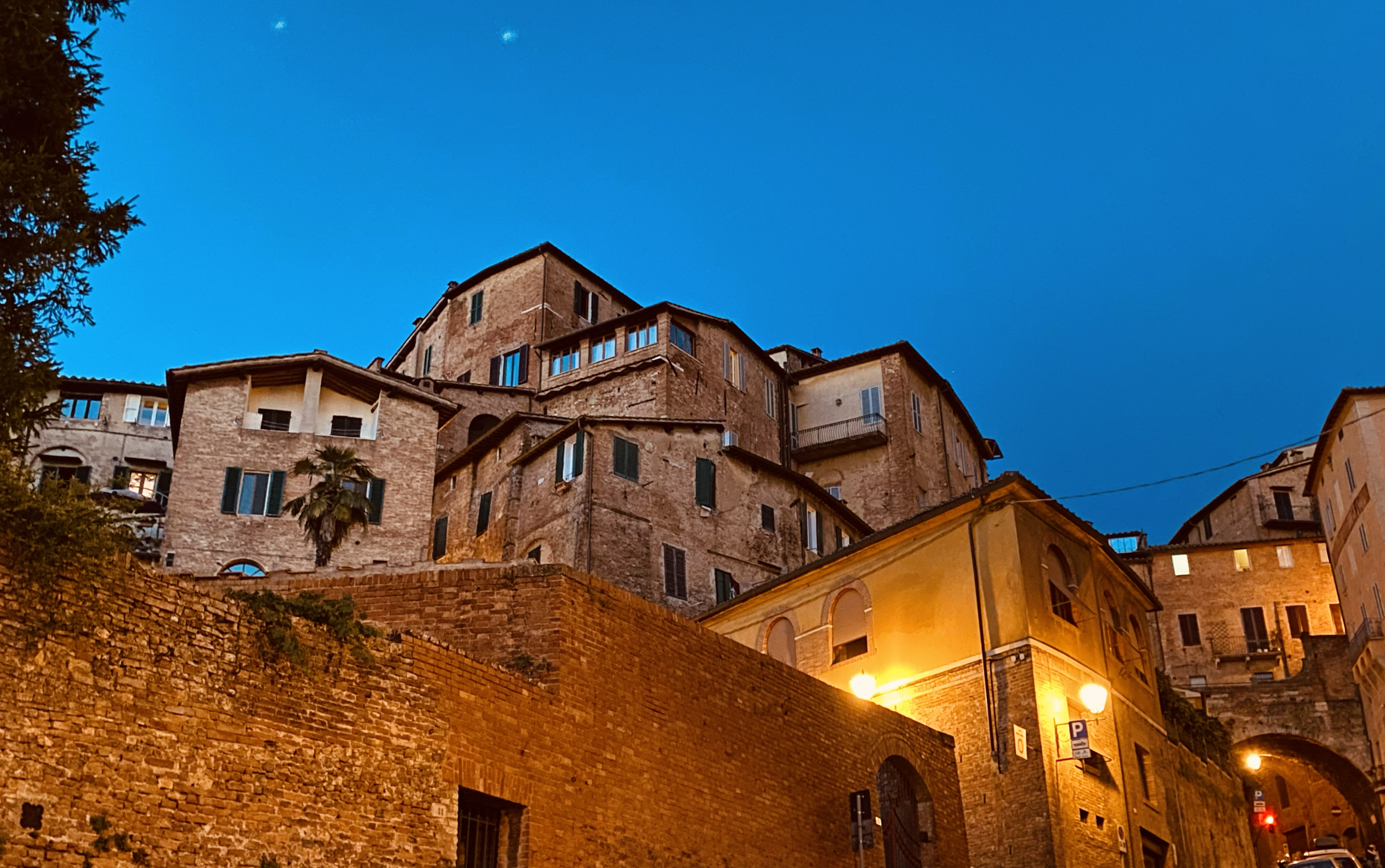 意大利托斯卡纳地区的锡耶纳在历史和人文方面与佛罗伦萨不分伯仲，锡耶纳也是文艺复兴发源地，穿梭在狭窄的