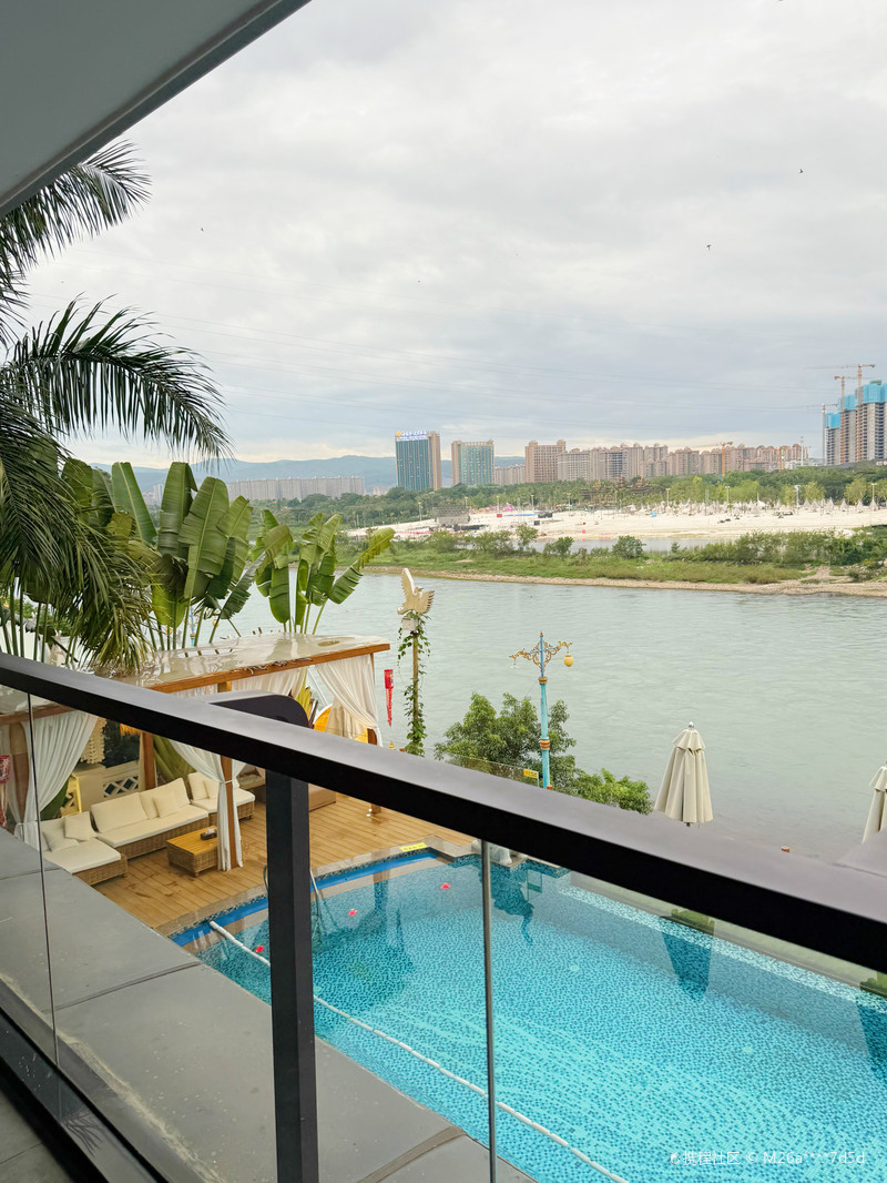 江语江景聆感森氧一线江景酒店