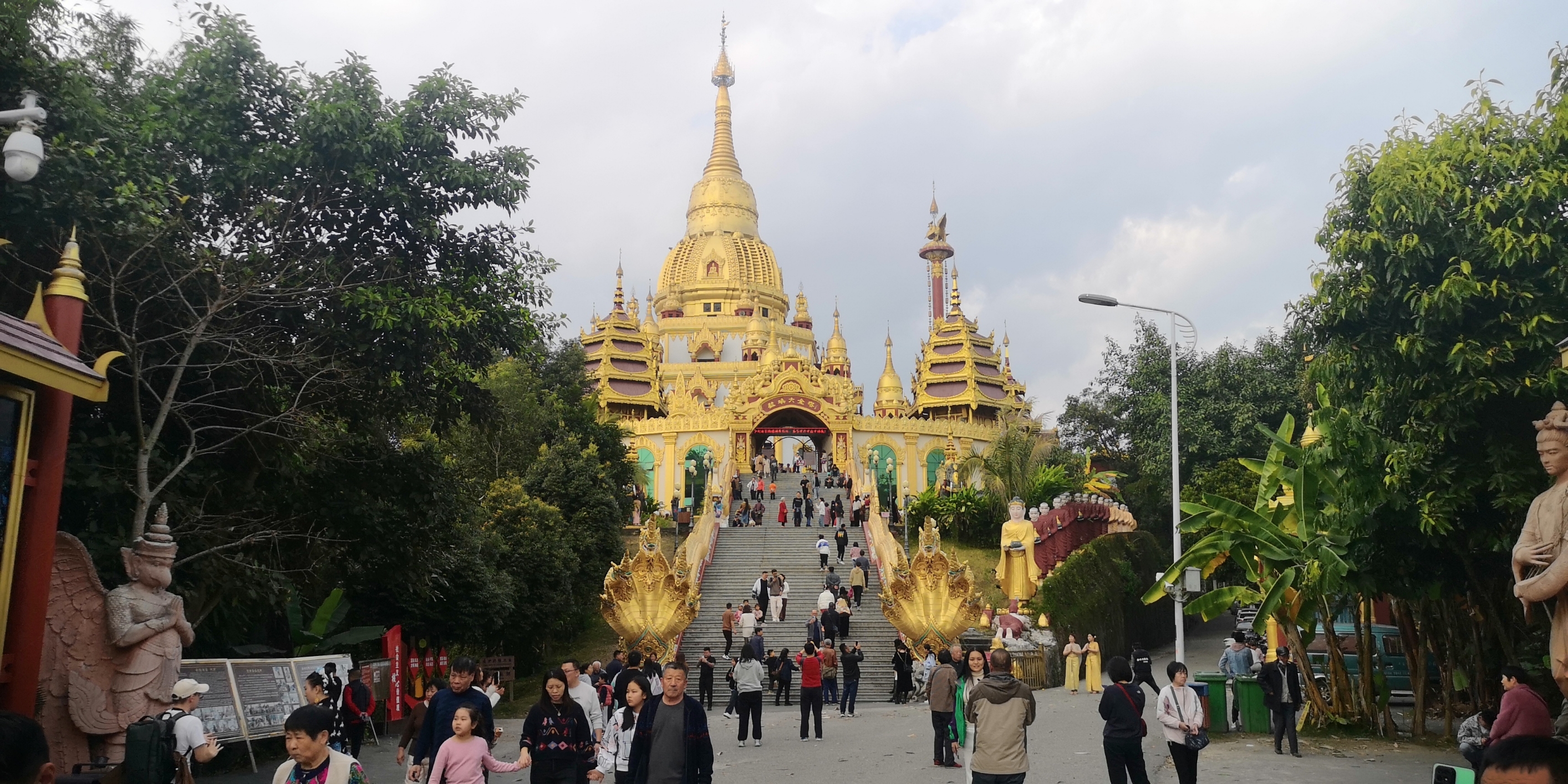 云南德宏州芒市，勐焕大金塔，东南亚风情的旅游景点，异国风情浓郁，冬季去旅游气温舒服，可以穿短袖，是云