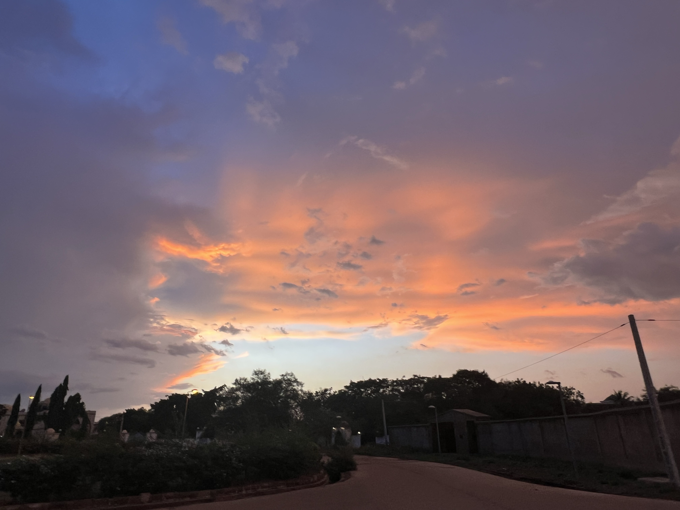 非洲国家布基纳法索首都瓦加杜古的日落