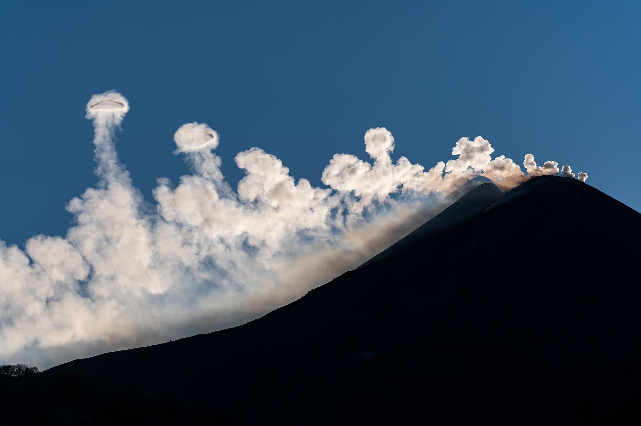 意大利西西里岛的火山最近在吹泡泡，上山顶一探究竟