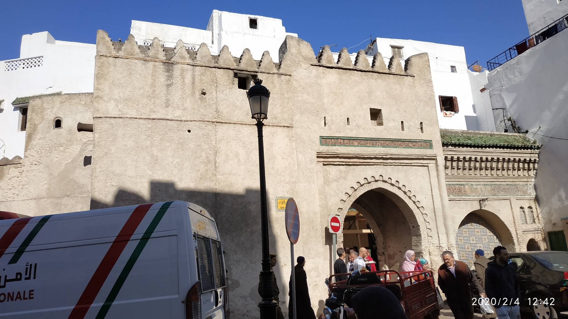 摩洛哥的丹吉尔老城被称为白城，是世界文化遗产，里面不行车，很有生活气息。