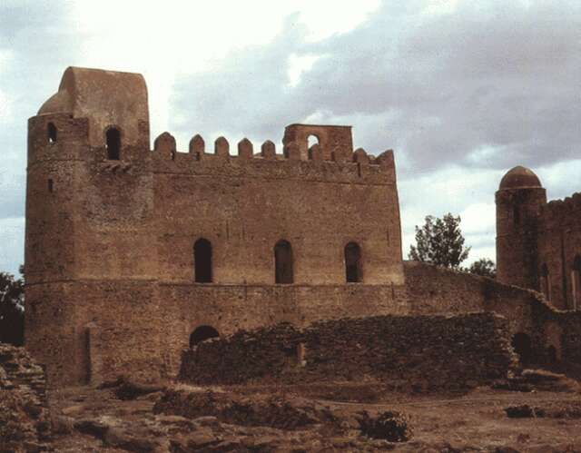 阿克苏姆古城的遗址位于埃塞俄比亚北部边境附近。在古埃塞俄比亚时代，这里是王国的中心，当时阿克苏姆王国