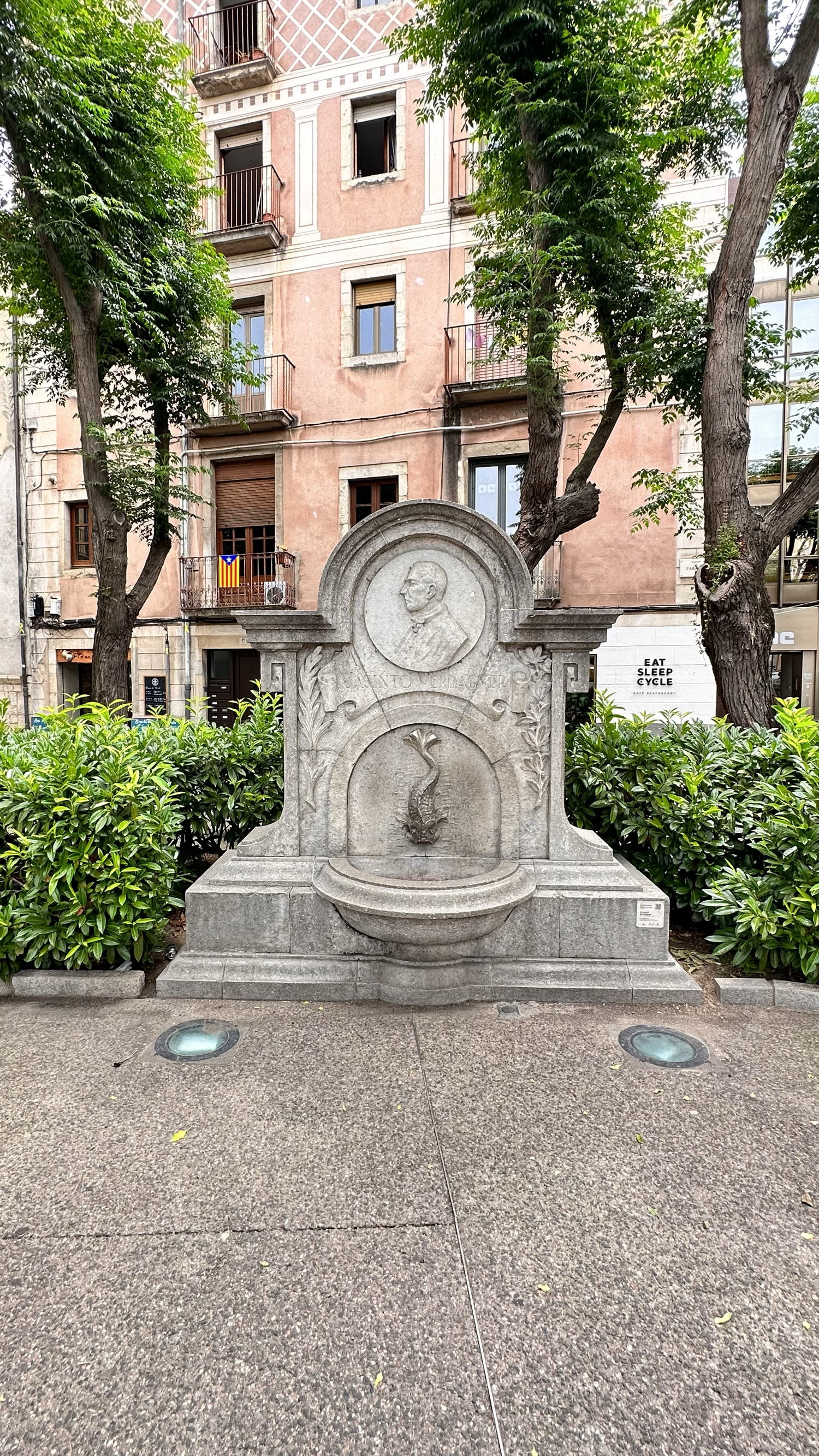 莫森·辛托·贝达格尔饮水机纪念雕塑Font de Mossè