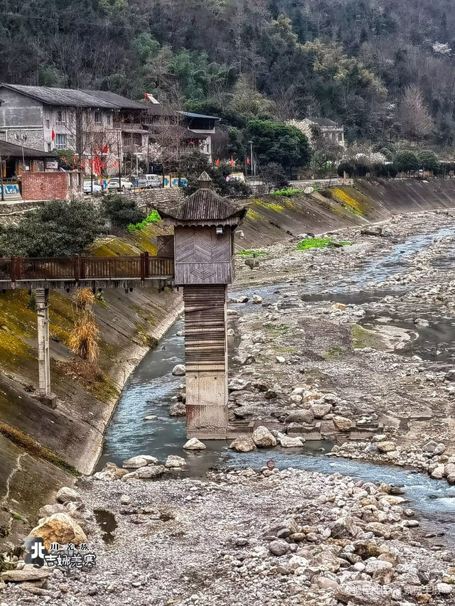 北川的吉娜羌寨,是从绵阳进入北川的第一个村庄,被誉为"北川第一村".
