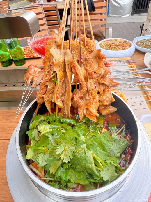 小黄牛小把串·大连海鲜·活海肠捞饭(东港·民主店)