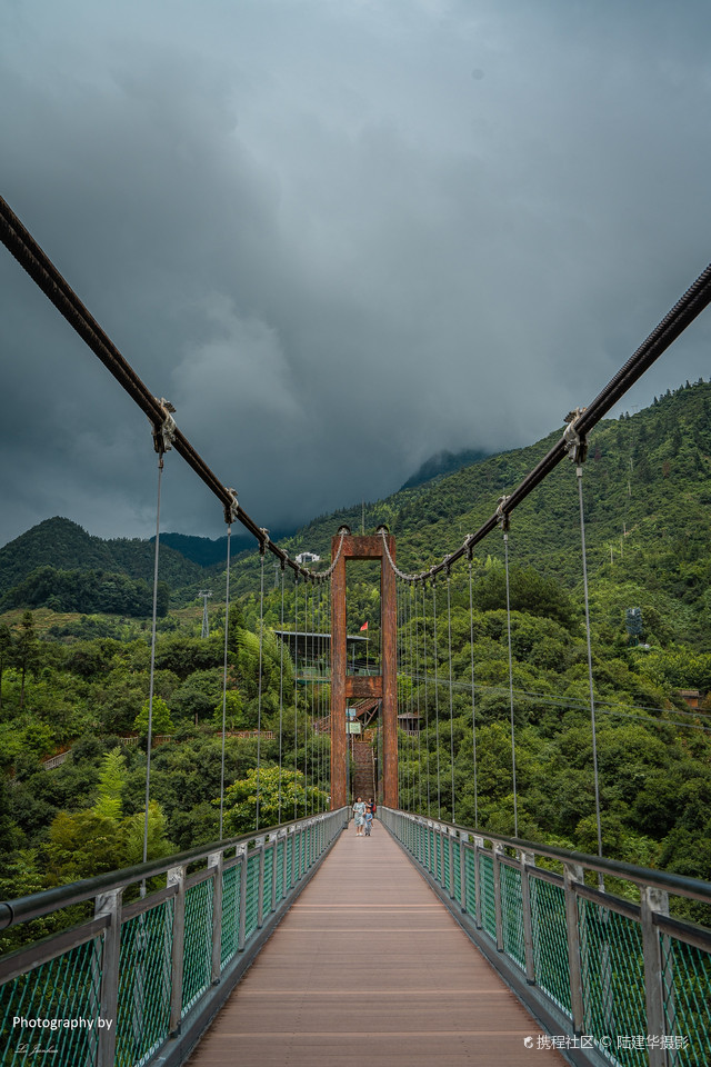 去过婺源篁岭的都知道,篁岭的山谷间有两座铁索斜拉桥,一高一低,高的