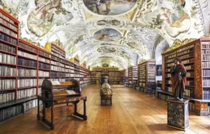 来到布拉格，一定要挤点时间去瞧瞧城堡西边的斯特拉霍夫图书馆，这座3百年前的修道院图书馆，装修精美，特