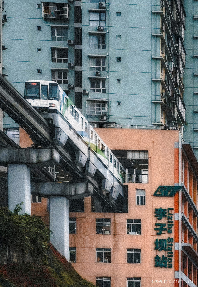 来重庆只为亲眼目睹一次轻轨穿楼的奇观