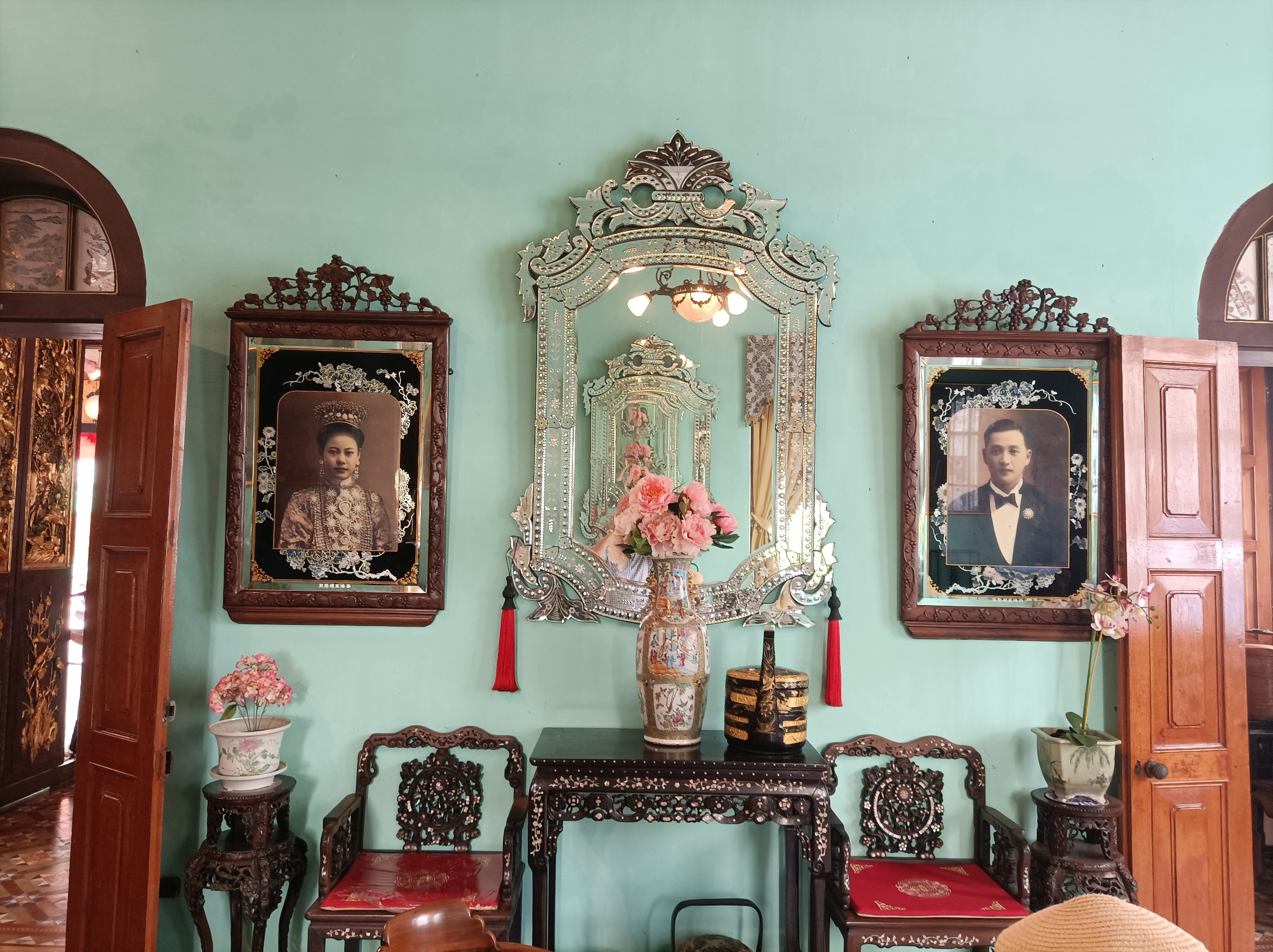 娘惹博物馆，也叫槟城侨生博物馆，是当地一位有名的峇峇家族的祖屋，现在的主人已经是第四代峇峇，把祖屋拿