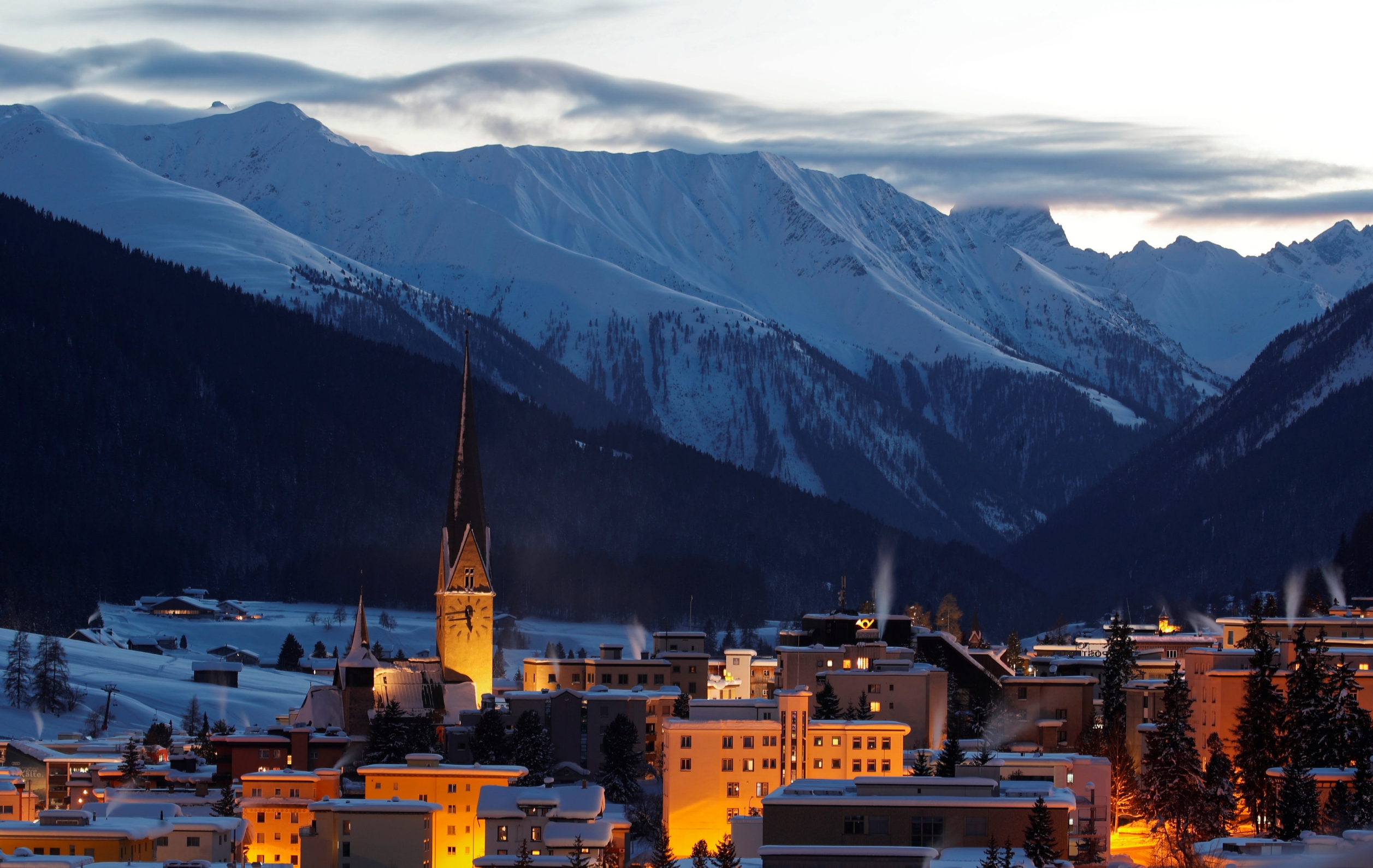 提问：阿尔卑斯山系最高的小镇是____？