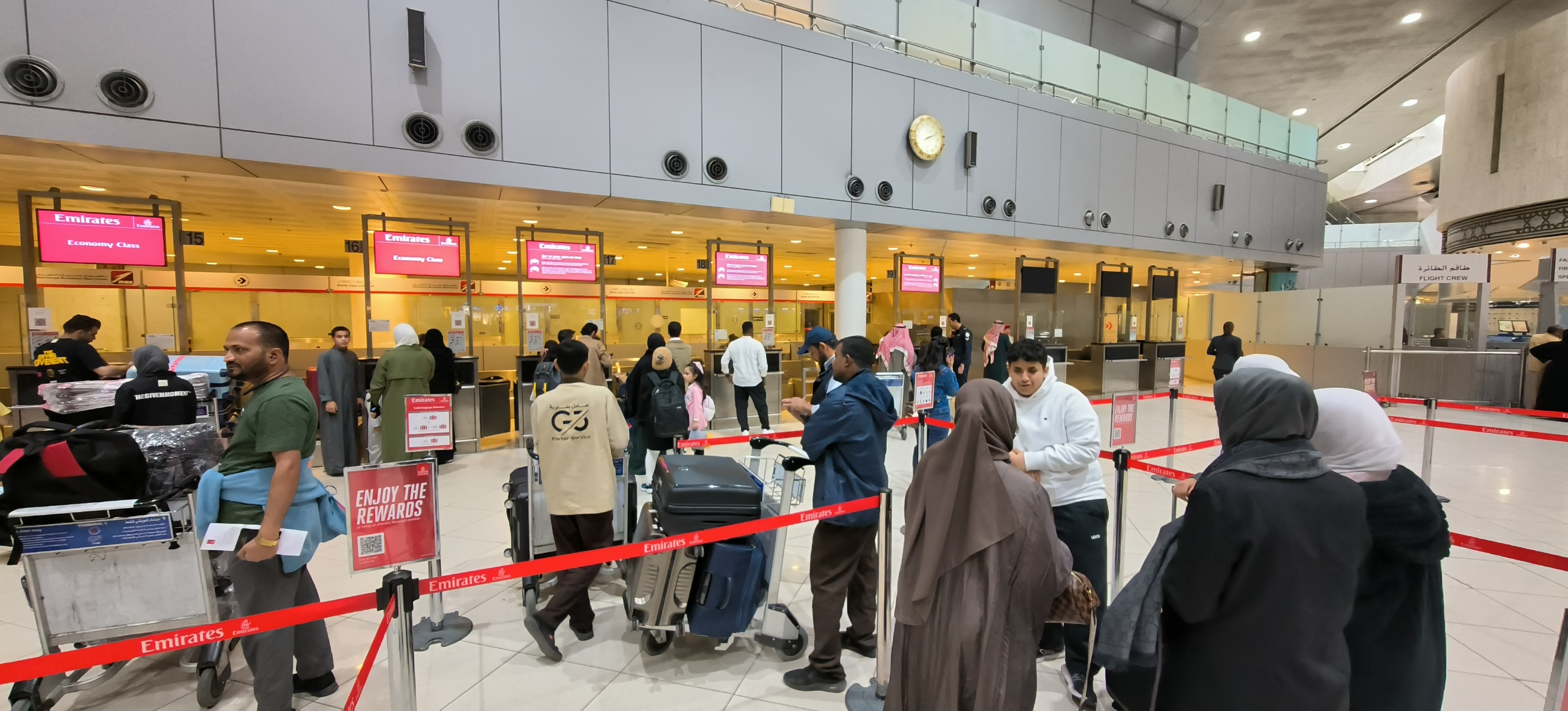 科威特国际机场，中东海湾国家的机场，规模不大，不是一个中转机场，基本不用排队，人不多，大部分是印度旅