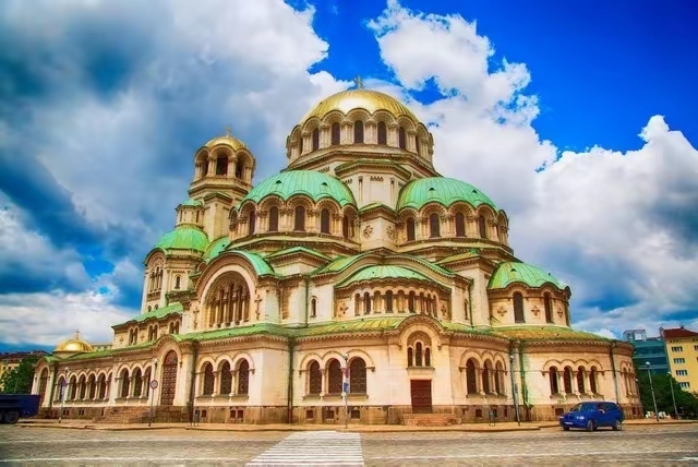 来自东欧的保加利亚，宛如神秘宝盒般，散发着浓厚的异域风情。琉璃色的多米特罗夫大教堂，气势恢宏的七柱纪