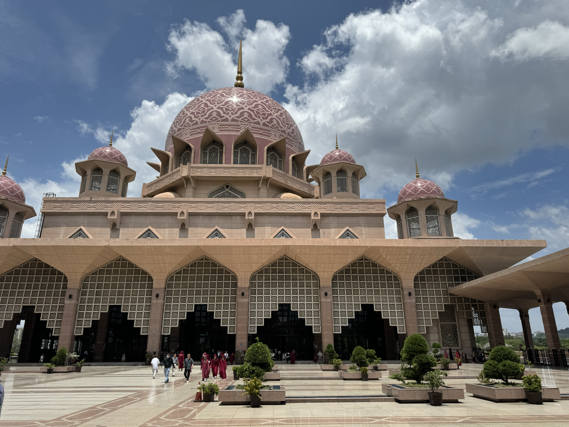 布城粉红清真寺是一座著名的清真寺，为了尊重该地的宗教和文化传统，游客需要遵守一些规定： 1. 进入清