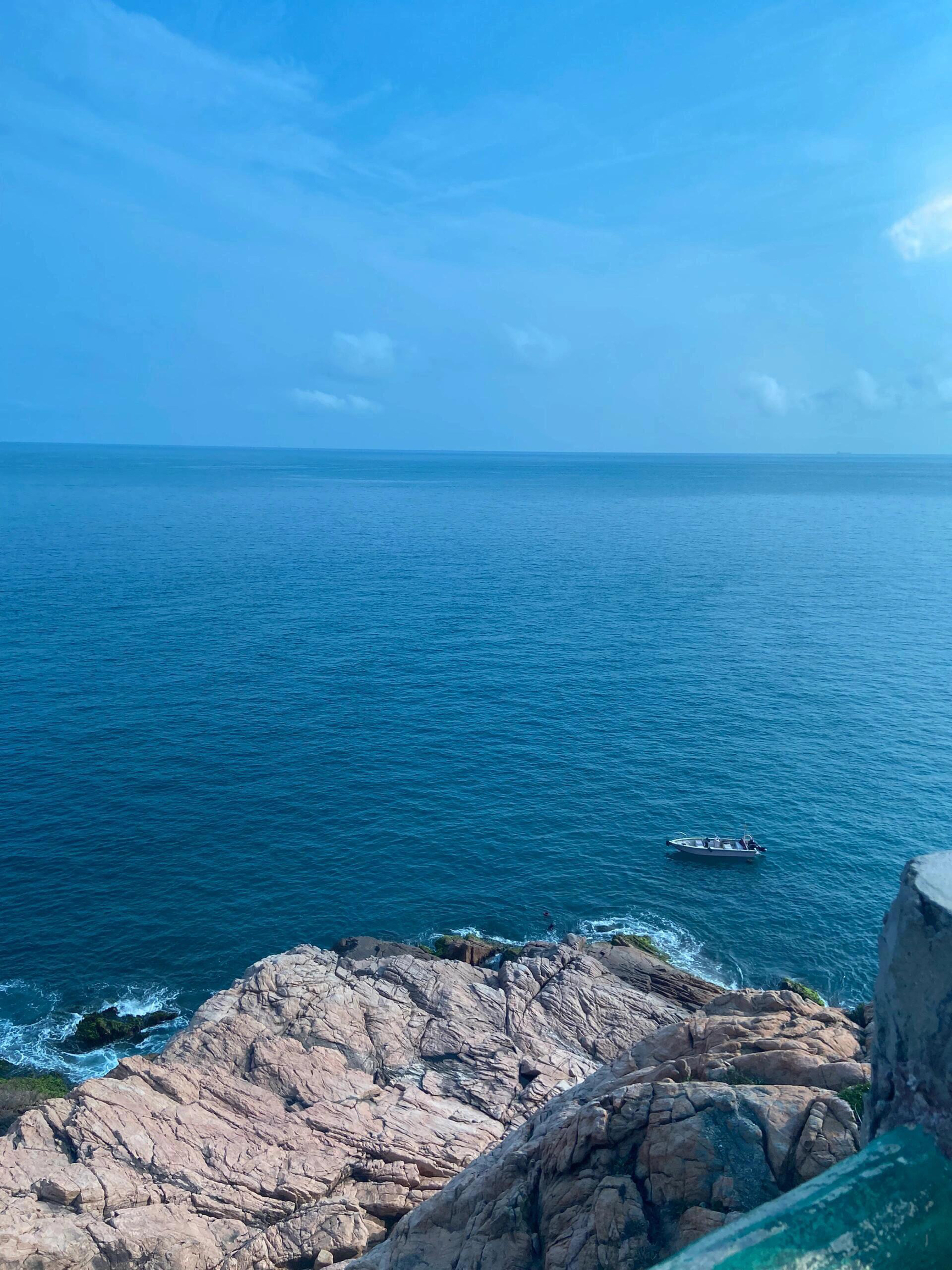 不说谁知道这是在惠州呢～ 这海水蓝得简直不要太好看了 #海龟湾#惠州旅游#惠州推荐#双月湾#广东周边