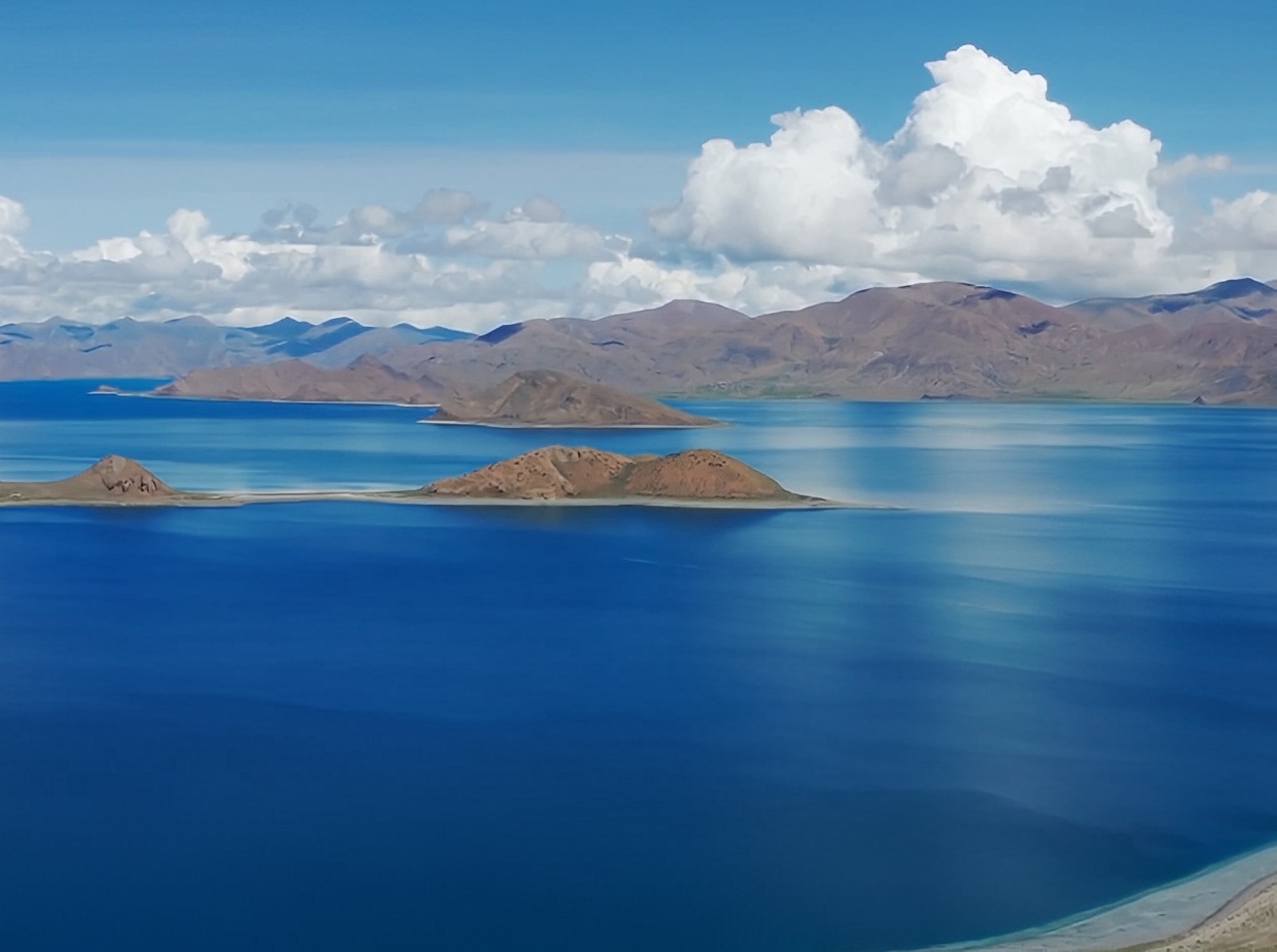 西藏秘境：羊湖荒地星空营地，触摸自然的脉搏