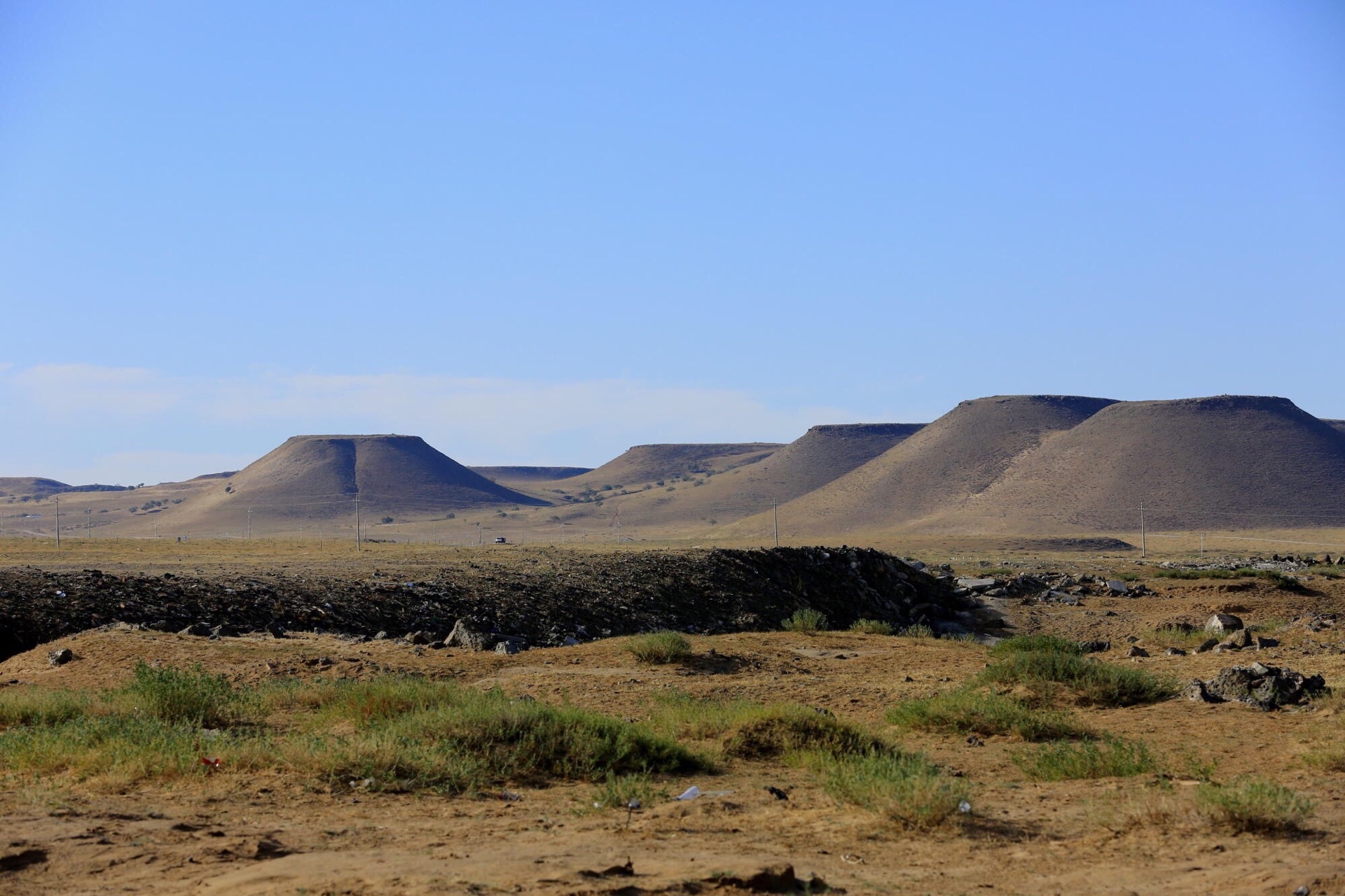 锡林郭勒平顶山火山群：草原上的火山奇景