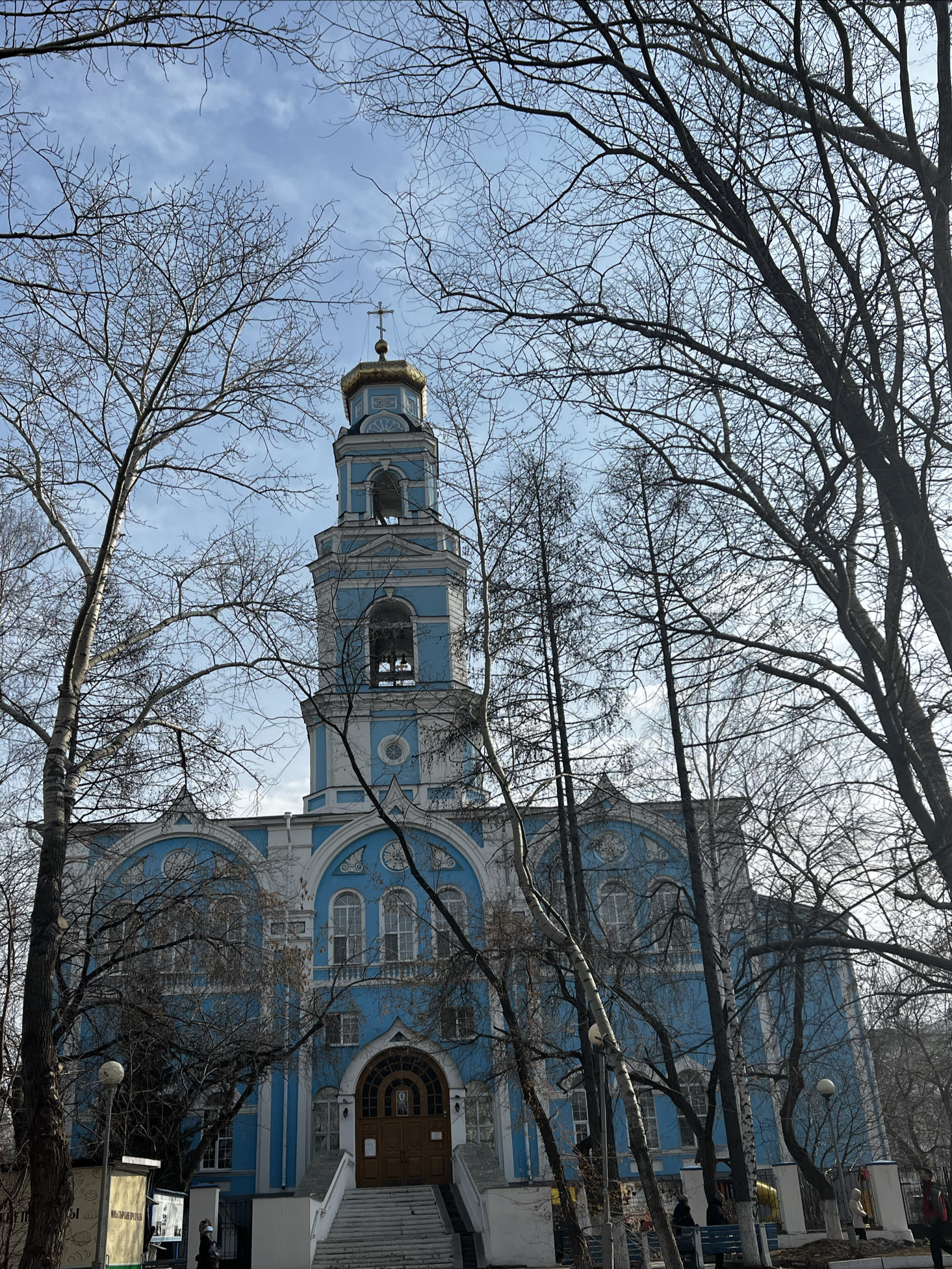 树林中的蓝色教堂