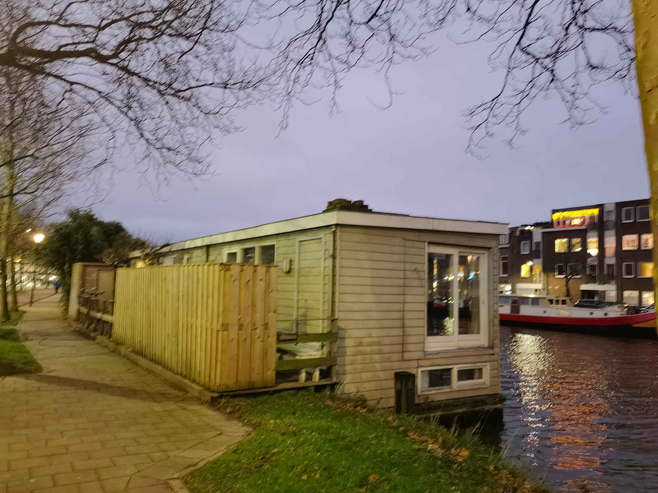 Haarlem河边的小屋