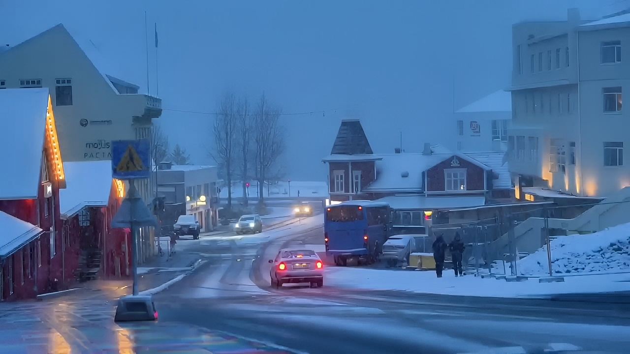 冰岛下雪了！什么样的人会喜欢冬天呢👋 Hi，我是正在环球旅行的谢洛克 因为怕热，所以所以比起夏天， 